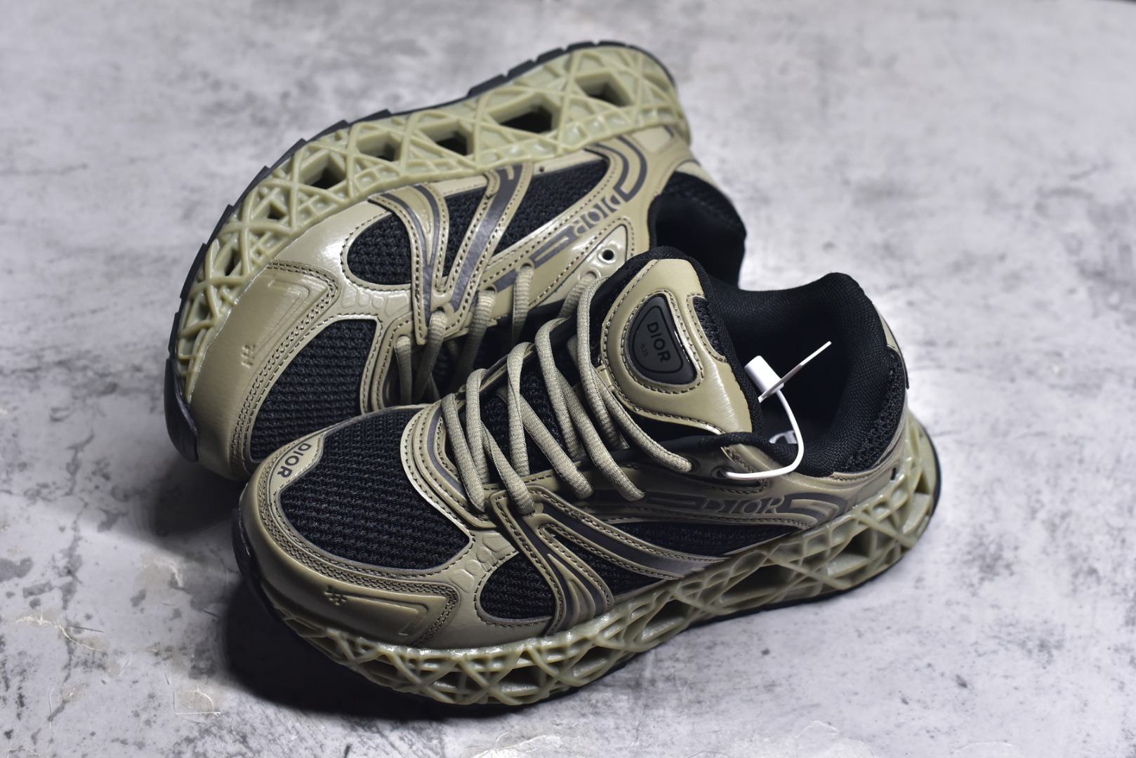 图片[7]-#Lw3 Dior x Kaws迪奥 联名款B35胶囊系列 镂空 网面 原版购入开发 做货 这款名为B35 NXT 的新款运动鞋 采用了 3D打印技术制成镂空式鞋底 鞋身部分则是十分契合当下审美的老爹鞋样式网面拼接与流畅线条布局 将复古千禧感与现代科技感浑然融为一体 且从当前已曝光的版本来看 这双新鞋款还提供了亮色系 暗色系 以及复古低饱和色系等不同风格配色方案选择 在不同风格造型中都有着十分不俗的兼容性 将前沿科技与复古审美相结合的鞋履新作 配送专柜精美包装 原版定制进口网面+科技面料 定制进口透气网里 鞋底：原版开模防滑橡胶材质 底厚 6CM 尺码：35-45-选品中心