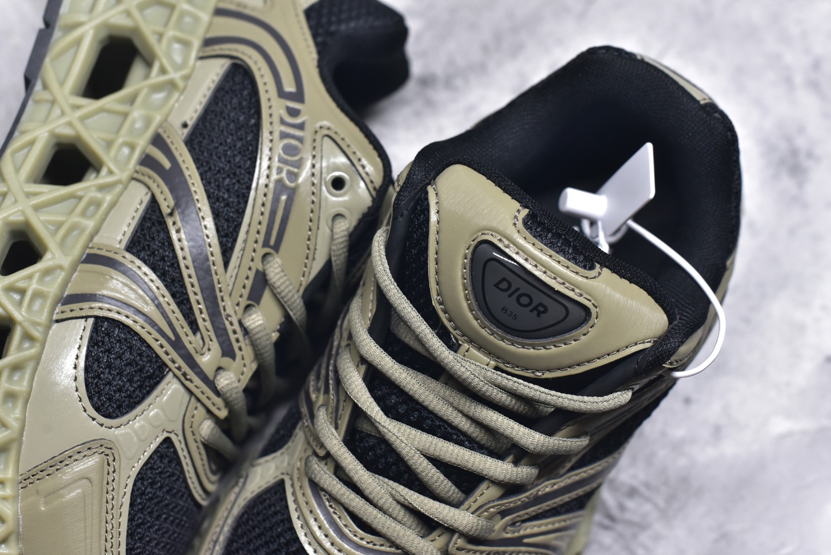 图片[9]-#Lw3 Dior x Kaws迪奥 联名款B35胶囊系列 镂空 网面 原版购入开发 做货 这款名为B35 NXT 的新款运动鞋 采用了 3D打印技术制成镂空式鞋底 鞋身部分则是十分契合当下审美的老爹鞋样式网面拼接与流畅线条布局 将复古千禧感与现代科技感浑然融为一体 且从当前已曝光的版本来看 这双新鞋款还提供了亮色系 暗色系 以及复古低饱和色系等不同风格配色方案选择 在不同风格造型中都有着十分不俗的兼容性 将前沿科技与复古审美相结合的鞋履新作 配送专柜精美包装 原版定制进口网面+科技面料 定制进口透气网里 鞋底：原版开模防滑橡胶材质 底厚 6CM 尺码：35-45-选品中心