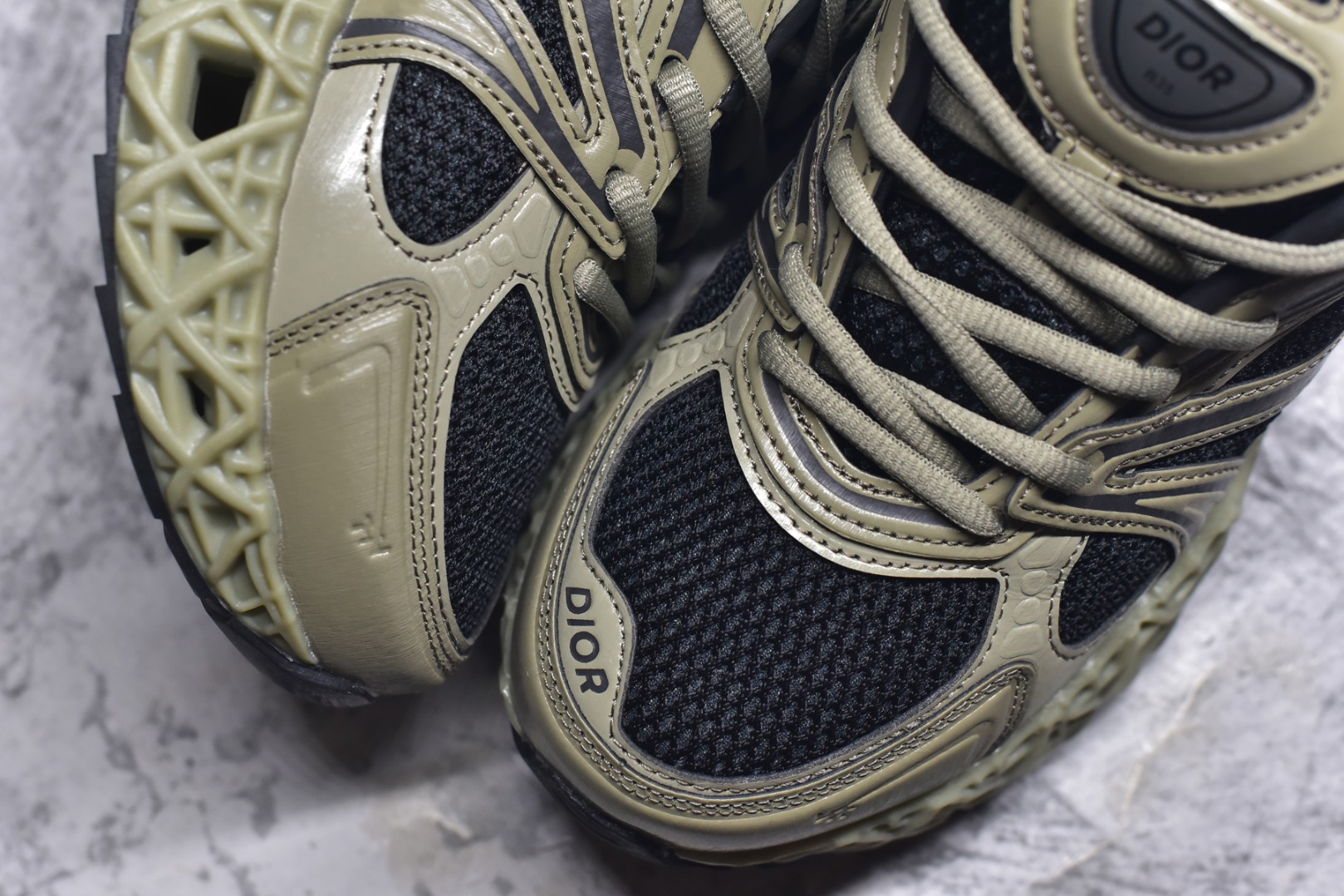 图片[8]-#Lw3 Dior x Kaws迪奥 联名款B35胶囊系列 镂空 网面 原版购入开发 做货 这款名为B35 NXT 的新款运动鞋 采用了 3D打印技术制成镂空式鞋底 鞋身部分则是十分契合当下审美的老爹鞋样式网面拼接与流畅线条布局 将复古千禧感与现代科技感浑然融为一体 且从当前已曝光的版本来看 这双新鞋款还提供了亮色系 暗色系 以及复古低饱和色系等不同风格配色方案选择 在不同风格造型中都有着十分不俗的兼容性 将前沿科技与复古审美相结合的鞋履新作 配送专柜精美包装 原版定制进口网面+科技面料 定制进口透气网里 鞋底：原版开模防滑橡胶材质 底厚 6CM 尺码：35-45-选品中心