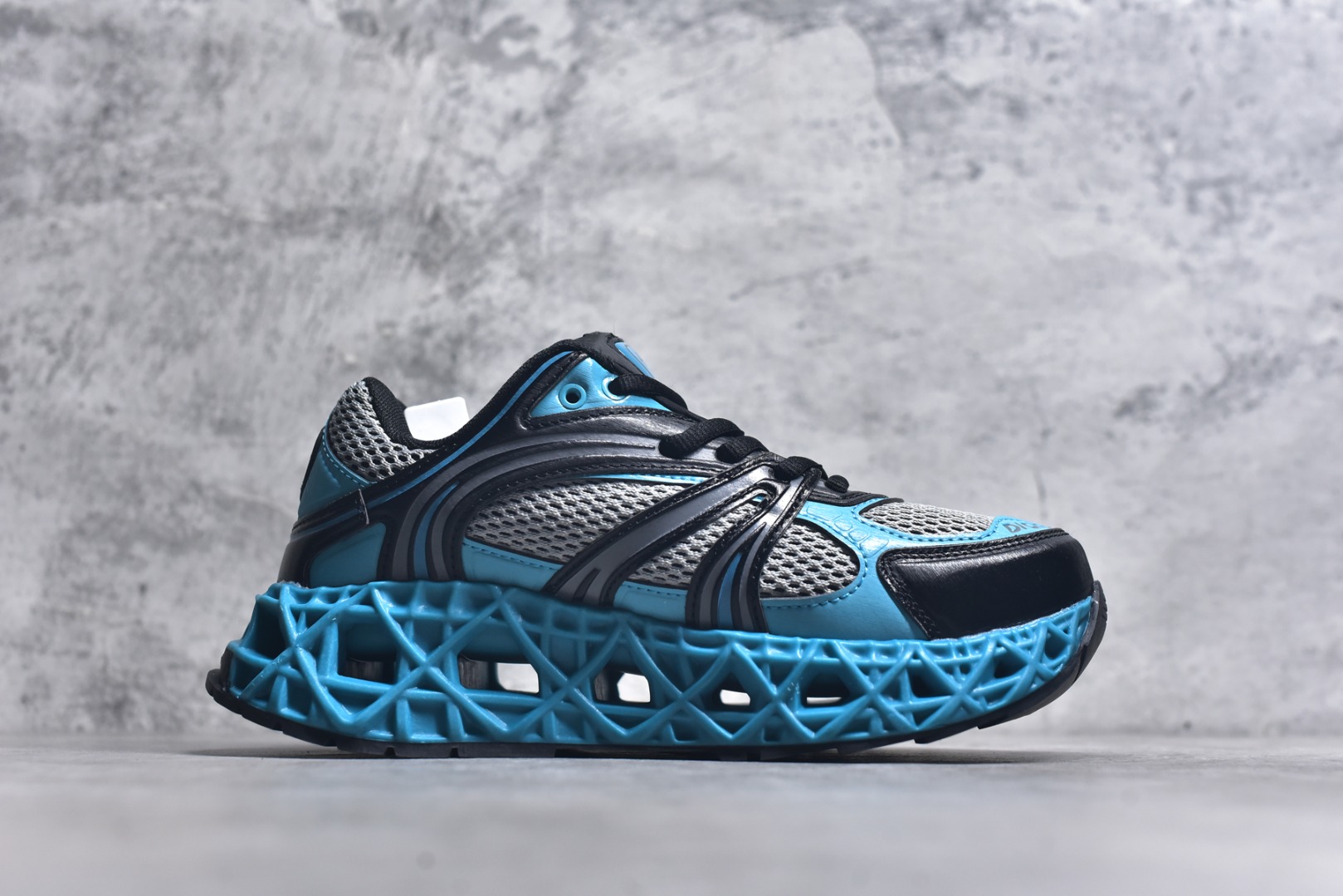 图片[3]-#Lw3 Dior x Kaws迪奥 联名款B35胶囊系列 镂空 网面 原版购入开发 做货 这款名为B35 NXT 的新款运动鞋 采用了 3D打印技术制成镂空式鞋底 鞋身部分则是十分契合当下审美的老爹鞋样式网面拼接与流畅线条布局 将复古千禧感与现代科技感浑然融为一体 且从当前已曝光的版本来看 这双新鞋款还提供了亮色系 暗色系 以及复古低饱和色系等不同风格配色方案选择 在不同风格造型中都有着十分不俗的兼容性 将前沿科技与复古审美相结合的鞋履新作 配送专柜精美包装 原版定制进口网面+科技面料 定制进口透气网里 鞋底：原版开模防滑橡胶材质 底厚 6CM 尺码：35-45-选品中心