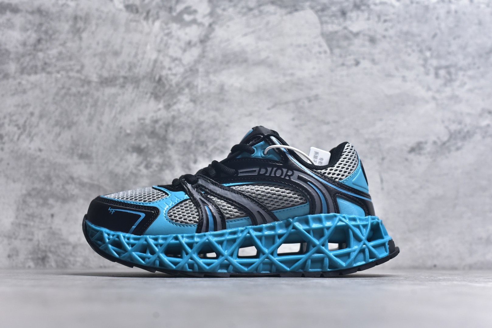 #Lw3 Dior x Kaws迪奥 联名款B35胶囊系列 镂空 网面 原版购入开发 做货 这款名为B35 NXT 的新款运动鞋 采用了 3D打印技术制成镂空式鞋底 鞋身部分则是十分契合当下审美的老爹鞋样式网面拼接与流畅线条布局 将复古千禧感与现代科技感浑然融为一体 且从当前已曝光的版本来看 这双新鞋款还提供了亮色系 暗色系 以及复古低饱和色系等不同风格配色方案选择 在不同风格造型中都有着十分不俗的兼容性 将前沿科技与复古审美相结合的鞋履新作 配送专柜精美包装 原版定制进口网面+科技面料 定制进口透气网里 鞋底：原版开模防滑橡胶材质 底厚 6CM 尺码：35-45-选品中心