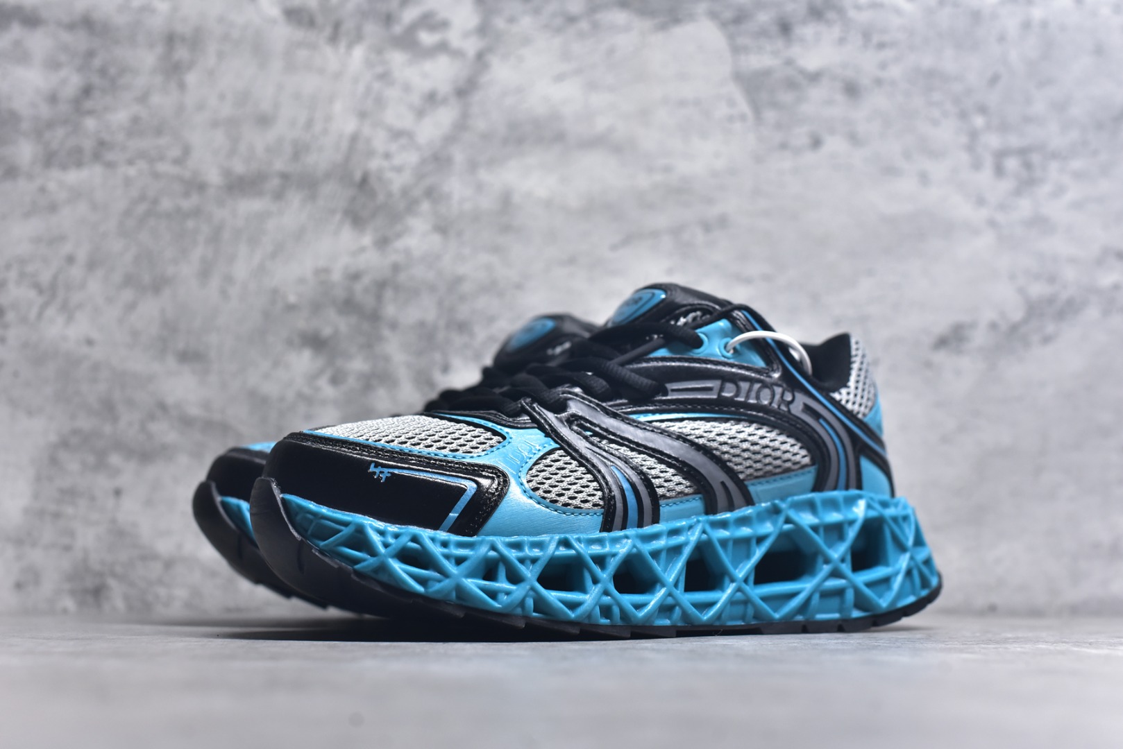 图片[2]-#Lw3 Dior x Kaws迪奥 联名款B35胶囊系列 镂空 网面 原版购入开发 做货 这款名为B35 NXT 的新款运动鞋 采用了 3D打印技术制成镂空式鞋底 鞋身部分则是十分契合当下审美的老爹鞋样式网面拼接与流畅线条布局 将复古千禧感与现代科技感浑然融为一体 且从当前已曝光的版本来看 这双新鞋款还提供了亮色系 暗色系 以及复古低饱和色系等不同风格配色方案选择 在不同风格造型中都有着十分不俗的兼容性 将前沿科技与复古审美相结合的鞋履新作 配送专柜精美包装 原版定制进口网面+科技面料 定制进口透气网里 鞋底：原版开模防滑橡胶材质 底厚 6CM 尺码：35-45-选品中心