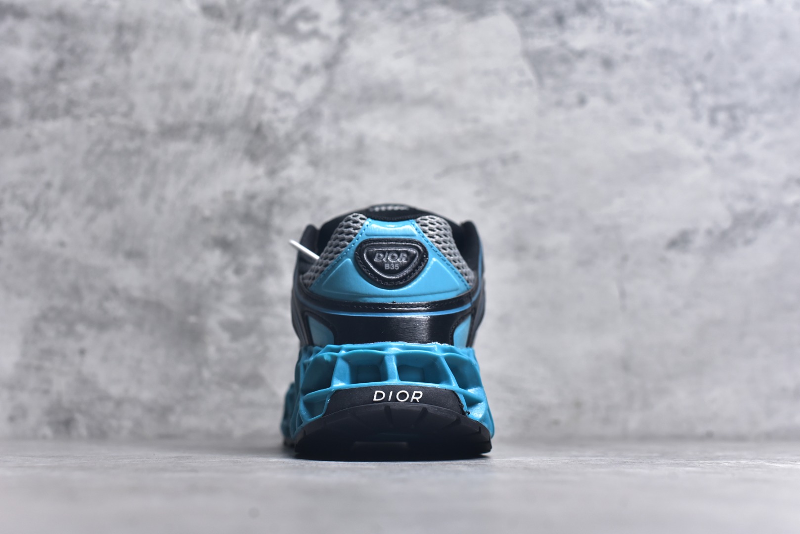 图片[5]-#Lw3 Dior x Kaws迪奥 联名款B35胶囊系列 镂空 网面 原版购入开发 做货 这款名为B35 NXT 的新款运动鞋 采用了 3D打印技术制成镂空式鞋底 鞋身部分则是十分契合当下审美的老爹鞋样式网面拼接与流畅线条布局 将复古千禧感与现代科技感浑然融为一体 且从当前已曝光的版本来看 这双新鞋款还提供了亮色系 暗色系 以及复古低饱和色系等不同风格配色方案选择 在不同风格造型中都有着十分不俗的兼容性 将前沿科技与复古审美相结合的鞋履新作 配送专柜精美包装 原版定制进口网面+科技面料 定制进口透气网里 鞋底：原版开模防滑橡胶材质 底厚 6CM 尺码：35-45-选品中心