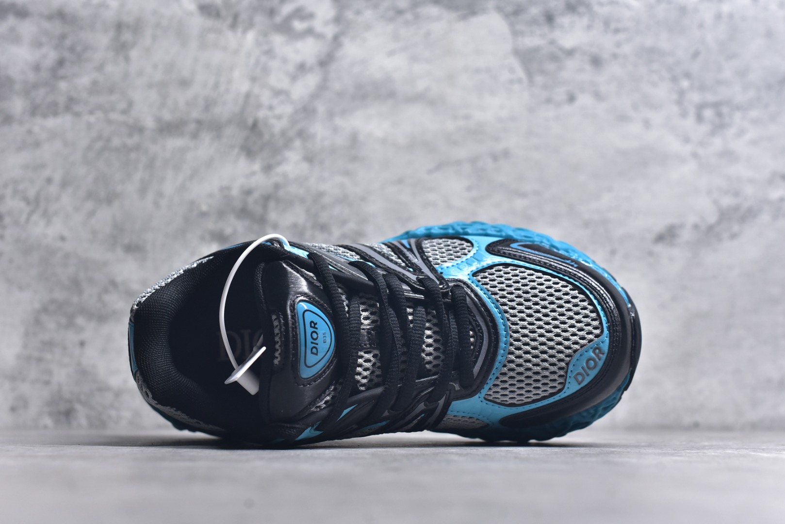 图片[4]-#Lw3 Dior x Kaws迪奥 联名款B35胶囊系列 镂空 网面 原版购入开发 做货 这款名为B35 NXT 的新款运动鞋 采用了 3D打印技术制成镂空式鞋底 鞋身部分则是十分契合当下审美的老爹鞋样式网面拼接与流畅线条布局 将复古千禧感与现代科技感浑然融为一体 且从当前已曝光的版本来看 这双新鞋款还提供了亮色系 暗色系 以及复古低饱和色系等不同风格配色方案选择 在不同风格造型中都有着十分不俗的兼容性 将前沿科技与复古审美相结合的鞋履新作 配送专柜精美包装 原版定制进口网面+科技面料 定制进口透气网里 鞋底：原版开模防滑橡胶材质 底厚 6CM 尺码：35-45-选品中心