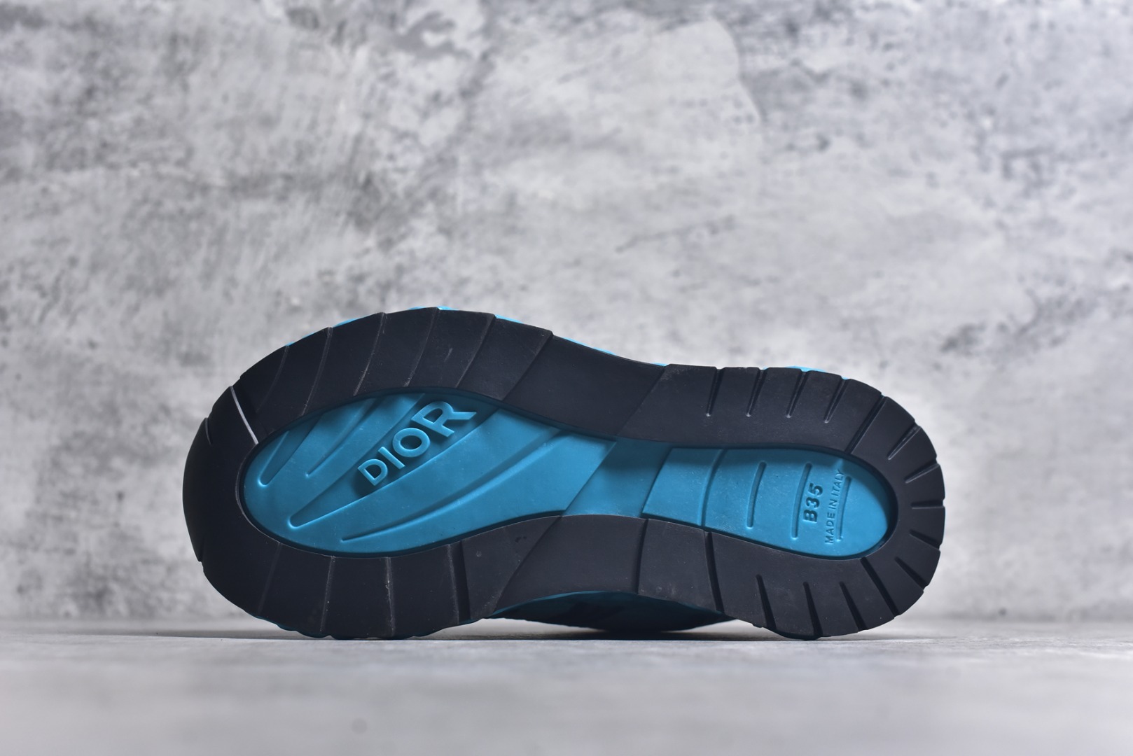 图片[6]-#Lw3 Dior x Kaws迪奥 联名款B35胶囊系列 镂空 网面 原版购入开发 做货 这款名为B35 NXT 的新款运动鞋 采用了 3D打印技术制成镂空式鞋底 鞋身部分则是十分契合当下审美的老爹鞋样式网面拼接与流畅线条布局 将复古千禧感与现代科技感浑然融为一体 且从当前已曝光的版本来看 这双新鞋款还提供了亮色系 暗色系 以及复古低饱和色系等不同风格配色方案选择 在不同风格造型中都有着十分不俗的兼容性 将前沿科技与复古审美相结合的鞋履新作 配送专柜精美包装 原版定制进口网面+科技面料 定制进口透气网里 鞋底：原版开模防滑橡胶材质 底厚 6CM 尺码：35-45-选品中心