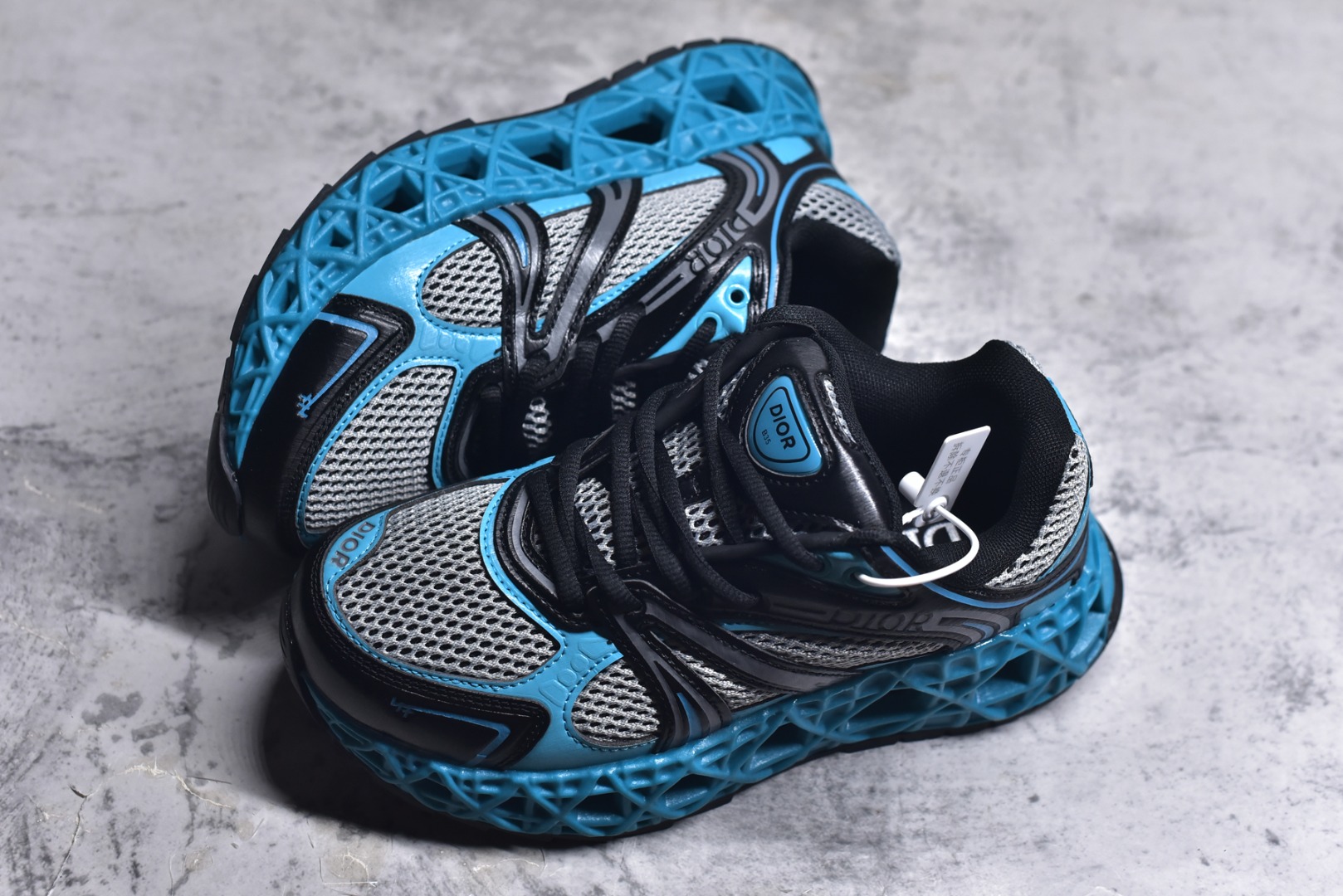 图片[7]-#Lw3 Dior x Kaws迪奥 联名款B35胶囊系列 镂空 网面 原版购入开发 做货 这款名为B35 NXT 的新款运动鞋 采用了 3D打印技术制成镂空式鞋底 鞋身部分则是十分契合当下审美的老爹鞋样式网面拼接与流畅线条布局 将复古千禧感与现代科技感浑然融为一体 且从当前已曝光的版本来看 这双新鞋款还提供了亮色系 暗色系 以及复古低饱和色系等不同风格配色方案选择 在不同风格造型中都有着十分不俗的兼容性 将前沿科技与复古审美相结合的鞋履新作 配送专柜精美包装 原版定制进口网面+科技面料 定制进口透气网里 鞋底：原版开模防滑橡胶材质 底厚 6CM 尺码：35-45-选品中心