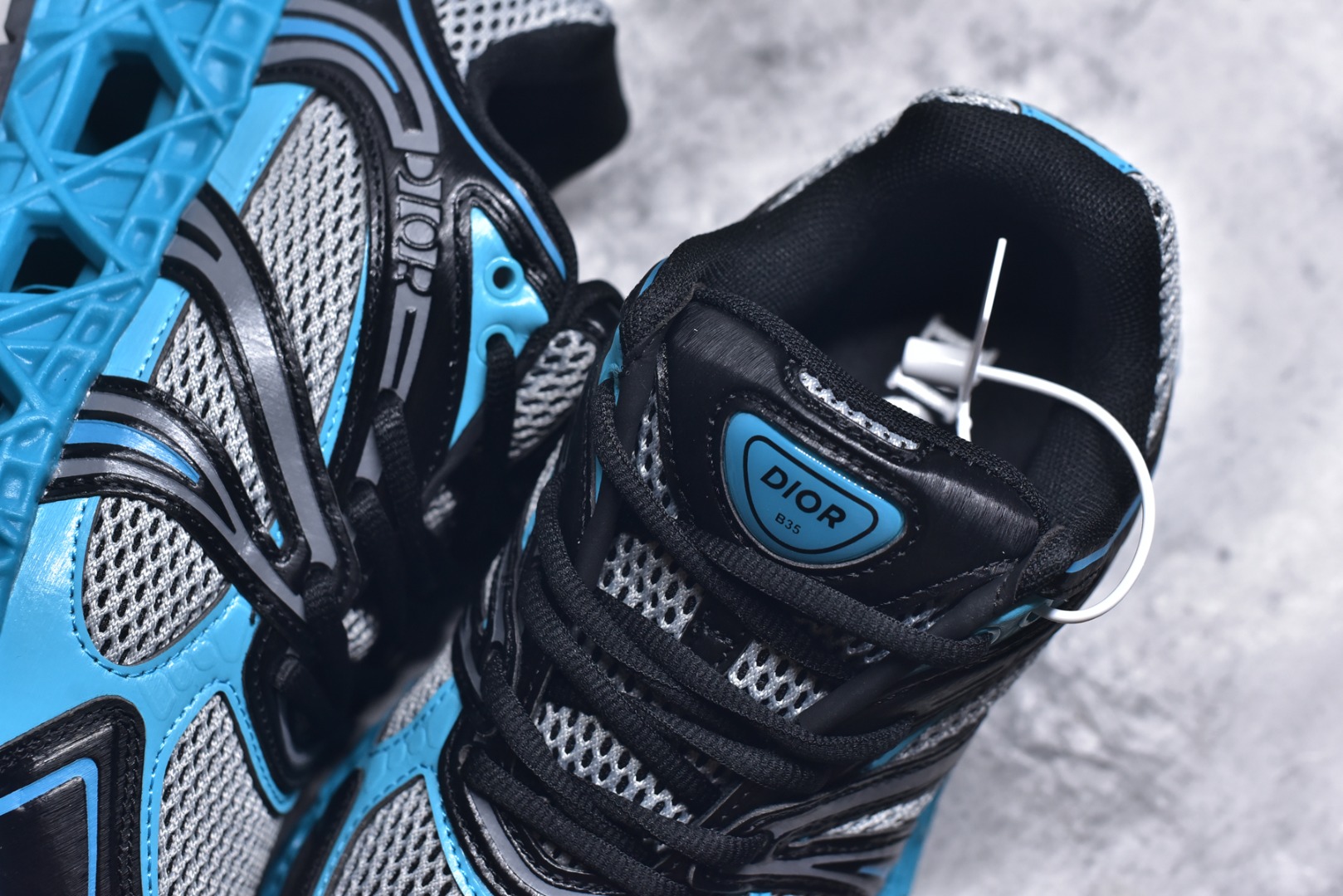 图片[9]-#Lw3 Dior x Kaws迪奥 联名款B35胶囊系列 镂空 网面 原版购入开发 做货 这款名为B35 NXT 的新款运动鞋 采用了 3D打印技术制成镂空式鞋底 鞋身部分则是十分契合当下审美的老爹鞋样式网面拼接与流畅线条布局 将复古千禧感与现代科技感浑然融为一体 且从当前已曝光的版本来看 这双新鞋款还提供了亮色系 暗色系 以及复古低饱和色系等不同风格配色方案选择 在不同风格造型中都有着十分不俗的兼容性 将前沿科技与复古审美相结合的鞋履新作 配送专柜精美包装 原版定制进口网面+科技面料 定制进口透气网里 鞋底：原版开模防滑橡胶材质 底厚 6CM 尺码：35-45-选品中心