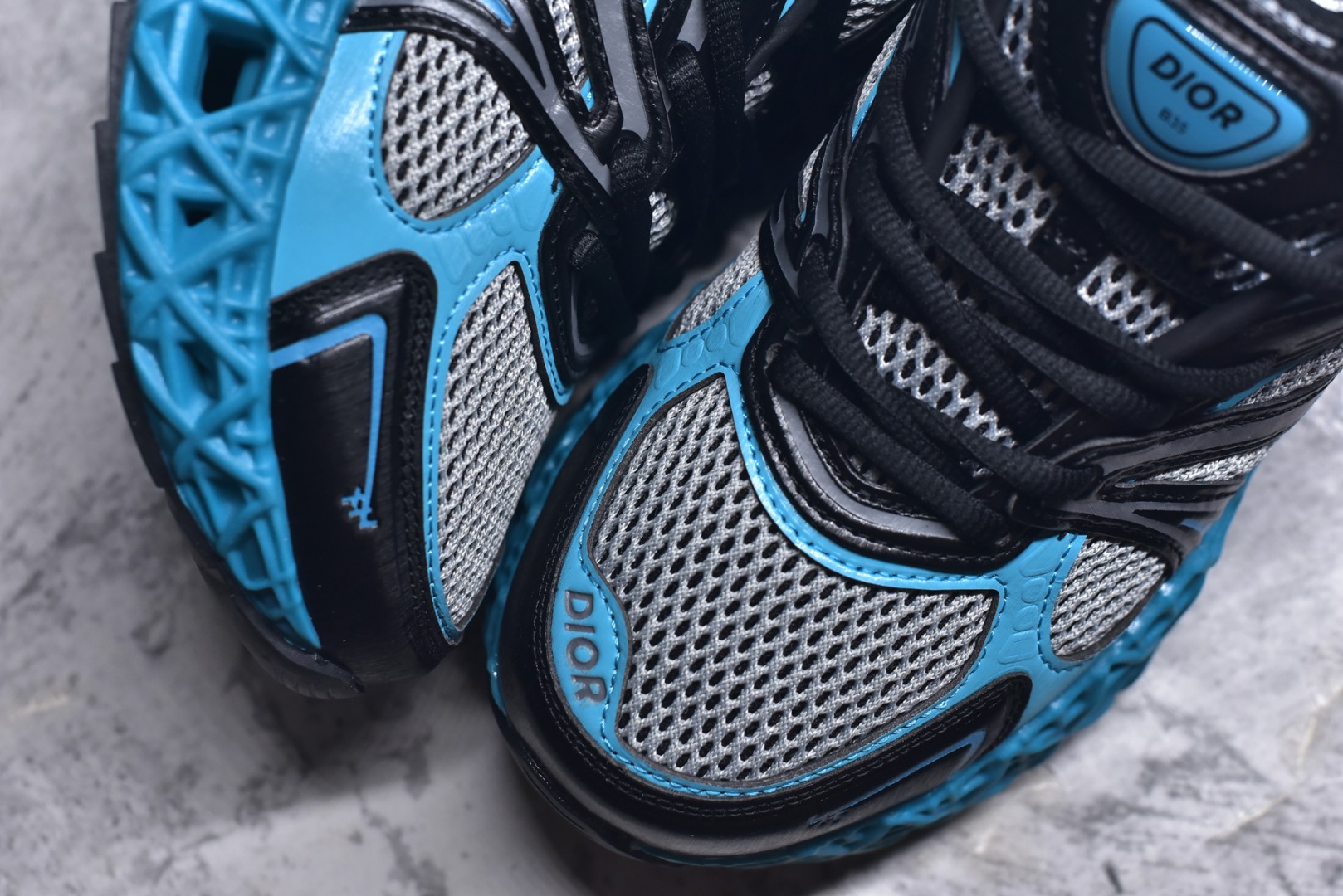 图片[8]-#Lw3 Dior x Kaws迪奥 联名款B35胶囊系列 镂空 网面 原版购入开发 做货 这款名为B35 NXT 的新款运动鞋 采用了 3D打印技术制成镂空式鞋底 鞋身部分则是十分契合当下审美的老爹鞋样式网面拼接与流畅线条布局 将复古千禧感与现代科技感浑然融为一体 且从当前已曝光的版本来看 这双新鞋款还提供了亮色系 暗色系 以及复古低饱和色系等不同风格配色方案选择 在不同风格造型中都有着十分不俗的兼容性 将前沿科技与复古审美相结合的鞋履新作 配送专柜精美包装 原版定制进口网面+科技面料 定制进口透气网里 鞋底：原版开模防滑橡胶材质 底厚 6CM 尺码：35-45-选品中心