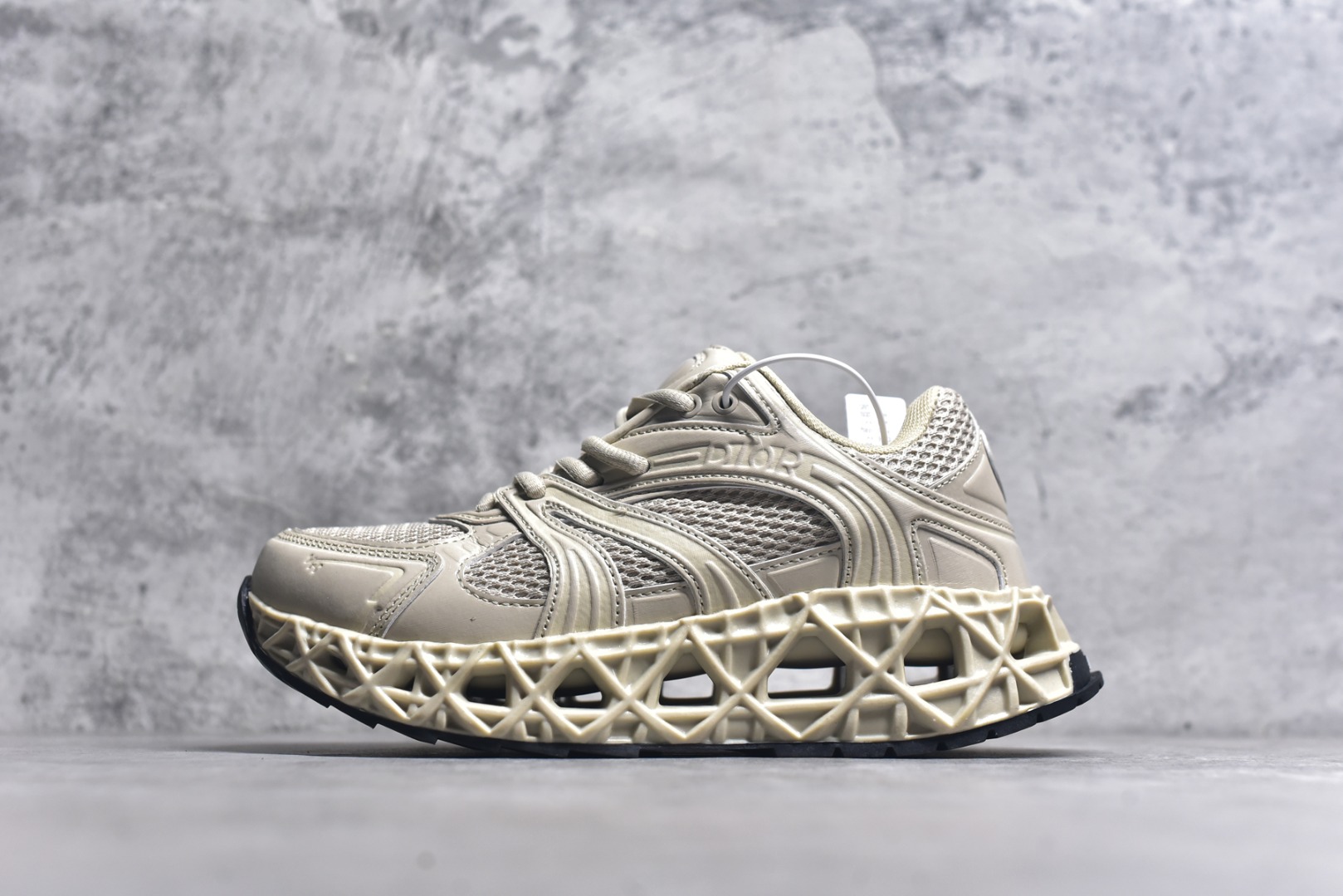 #Lw3 Dior x Kaws迪奥 联名款B35胶囊系列 镂空 网面 原版购入开发 做货 这款名为B35 NXT 的新款运动鞋 采用了 3D打印技术制成镂空式鞋底 鞋身部分则是十分契合当下审美的老爹鞋样式网面拼接与流畅线条布局 将复古千禧感与现代科技感浑然融为一体 且从当前已曝光的版本来看 这双新鞋款还提供了亮色系 暗色系 以及复古低饱和色系等不同风格配色方案选择 在不同风格造型中都有着十分不俗的兼容性 将前沿科技与复古审美相结合的鞋履新作 配送专柜精美包装 原版定制进口网面+科技面料 定制进口透气网里 鞋底：原版开模防滑橡胶材质 底厚 6CM 尺码：35-45-选品中心