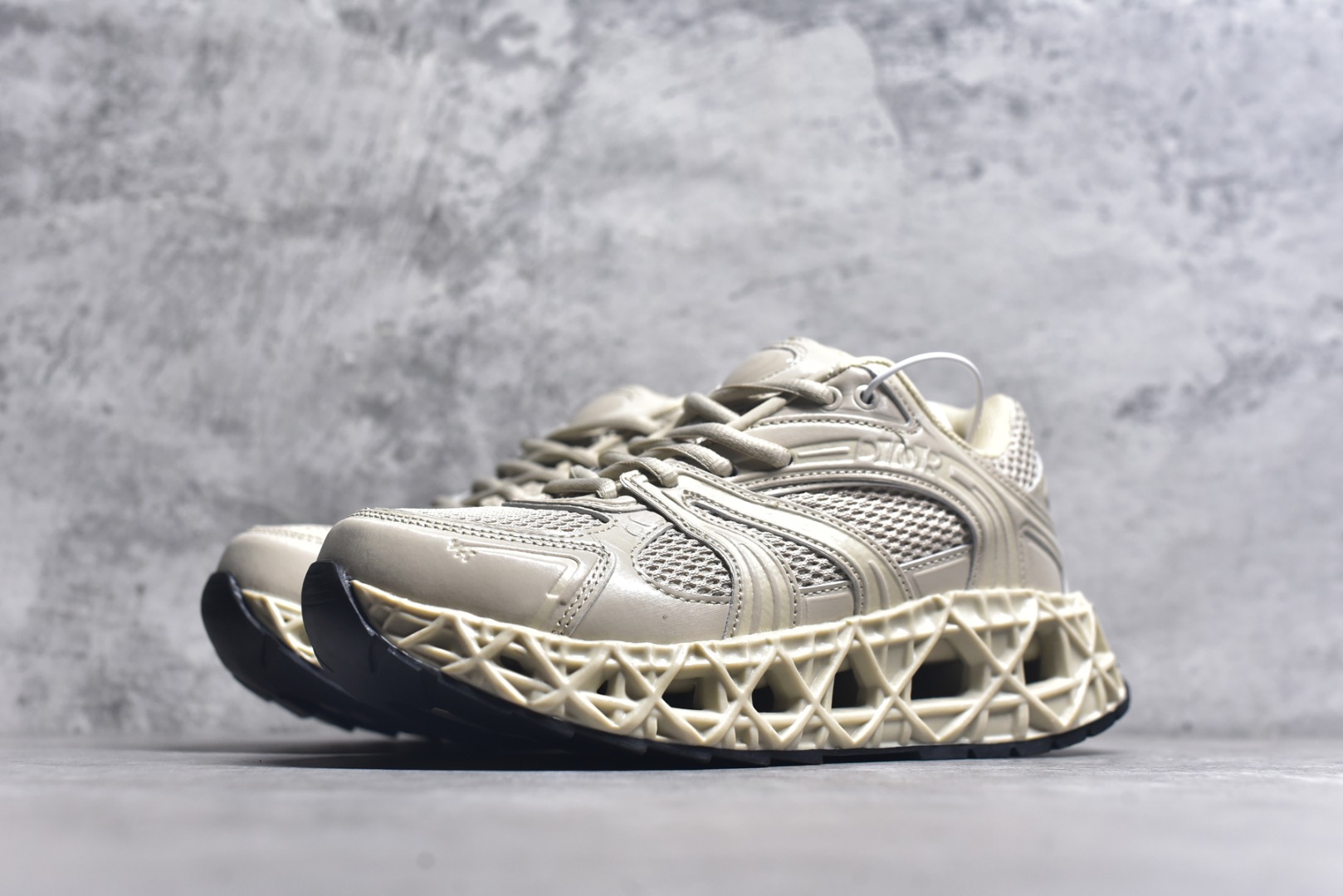 图片[2]-#Lw3 Dior x Kaws迪奥 联名款B35胶囊系列 镂空 网面 原版购入开发 做货 这款名为B35 NXT 的新款运动鞋 采用了 3D打印技术制成镂空式鞋底 鞋身部分则是十分契合当下审美的老爹鞋样式网面拼接与流畅线条布局 将复古千禧感与现代科技感浑然融为一体 且从当前已曝光的版本来看 这双新鞋款还提供了亮色系 暗色系 以及复古低饱和色系等不同风格配色方案选择 在不同风格造型中都有着十分不俗的兼容性 将前沿科技与复古审美相结合的鞋履新作 配送专柜精美包装 原版定制进口网面+科技面料 定制进口透气网里 鞋底：原版开模防滑橡胶材质 底厚 6CM 尺码：35-45-选品中心