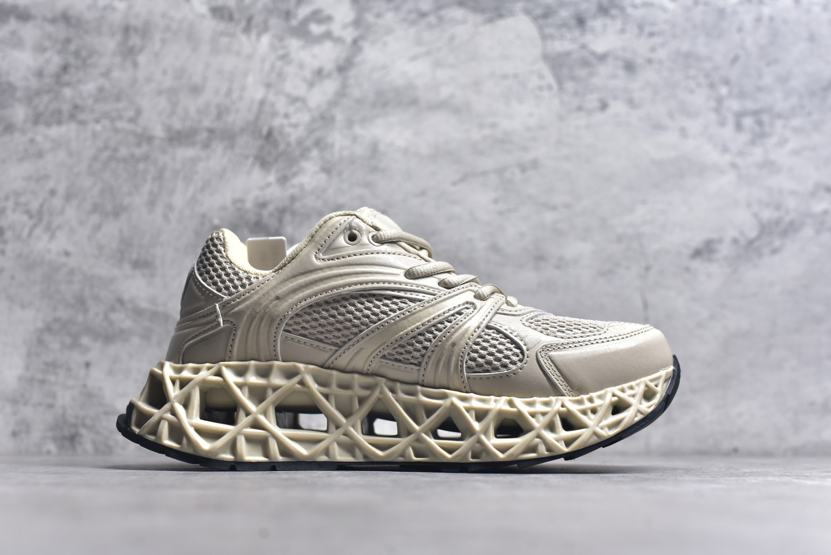 图片[3]-#Lw3 Dior x Kaws迪奥 联名款B35胶囊系列 镂空 网面 原版购入开发 做货 这款名为B35 NXT 的新款运动鞋 采用了 3D打印技术制成镂空式鞋底 鞋身部分则是十分契合当下审美的老爹鞋样式网面拼接与流畅线条布局 将复古千禧感与现代科技感浑然融为一体 且从当前已曝光的版本来看 这双新鞋款还提供了亮色系 暗色系 以及复古低饱和色系等不同风格配色方案选择 在不同风格造型中都有着十分不俗的兼容性 将前沿科技与复古审美相结合的鞋履新作 配送专柜精美包装 原版定制进口网面+科技面料 定制进口透气网里 鞋底：原版开模防滑橡胶材质 底厚 6CM 尺码：35-45-选品中心