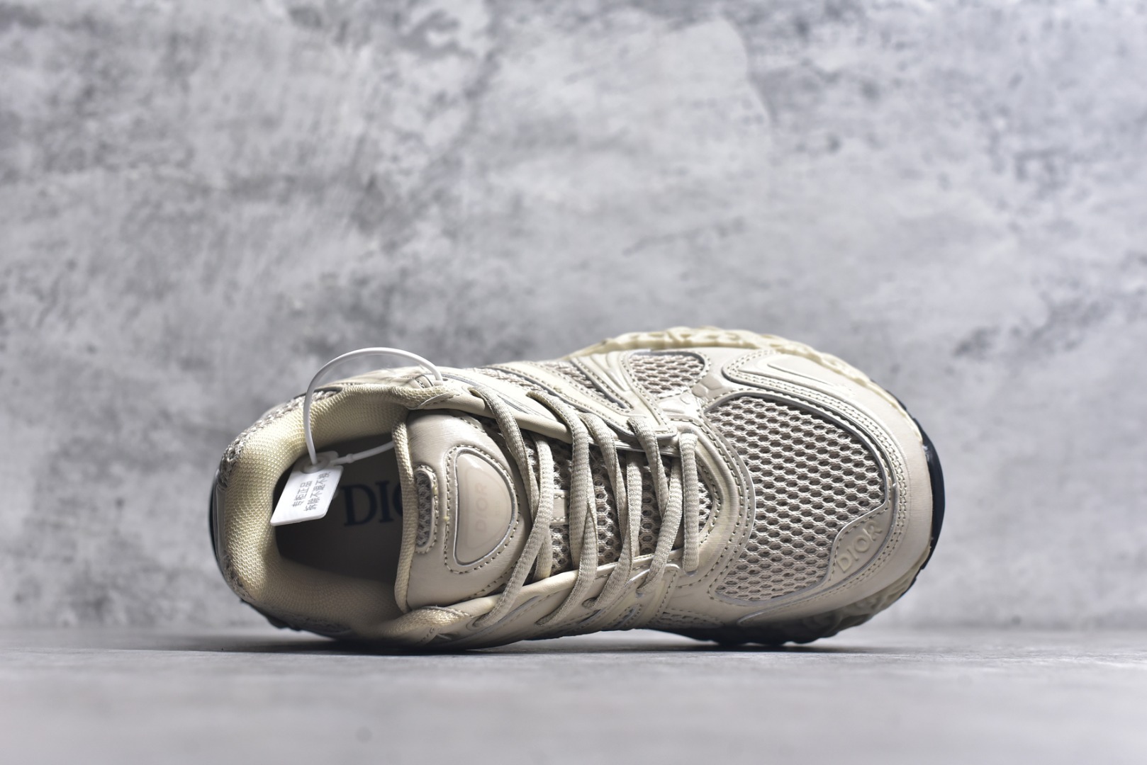 图片[4]-#Lw3 Dior x Kaws迪奥 联名款B35胶囊系列 镂空 网面 原版购入开发 做货 这款名为B35 NXT 的新款运动鞋 采用了 3D打印技术制成镂空式鞋底 鞋身部分则是十分契合当下审美的老爹鞋样式网面拼接与流畅线条布局 将复古千禧感与现代科技感浑然融为一体 且从当前已曝光的版本来看 这双新鞋款还提供了亮色系 暗色系 以及复古低饱和色系等不同风格配色方案选择 在不同风格造型中都有着十分不俗的兼容性 将前沿科技与复古审美相结合的鞋履新作 配送专柜精美包装 原版定制进口网面+科技面料 定制进口透气网里 鞋底：原版开模防滑橡胶材质 底厚 6CM 尺码：35-45-选品中心