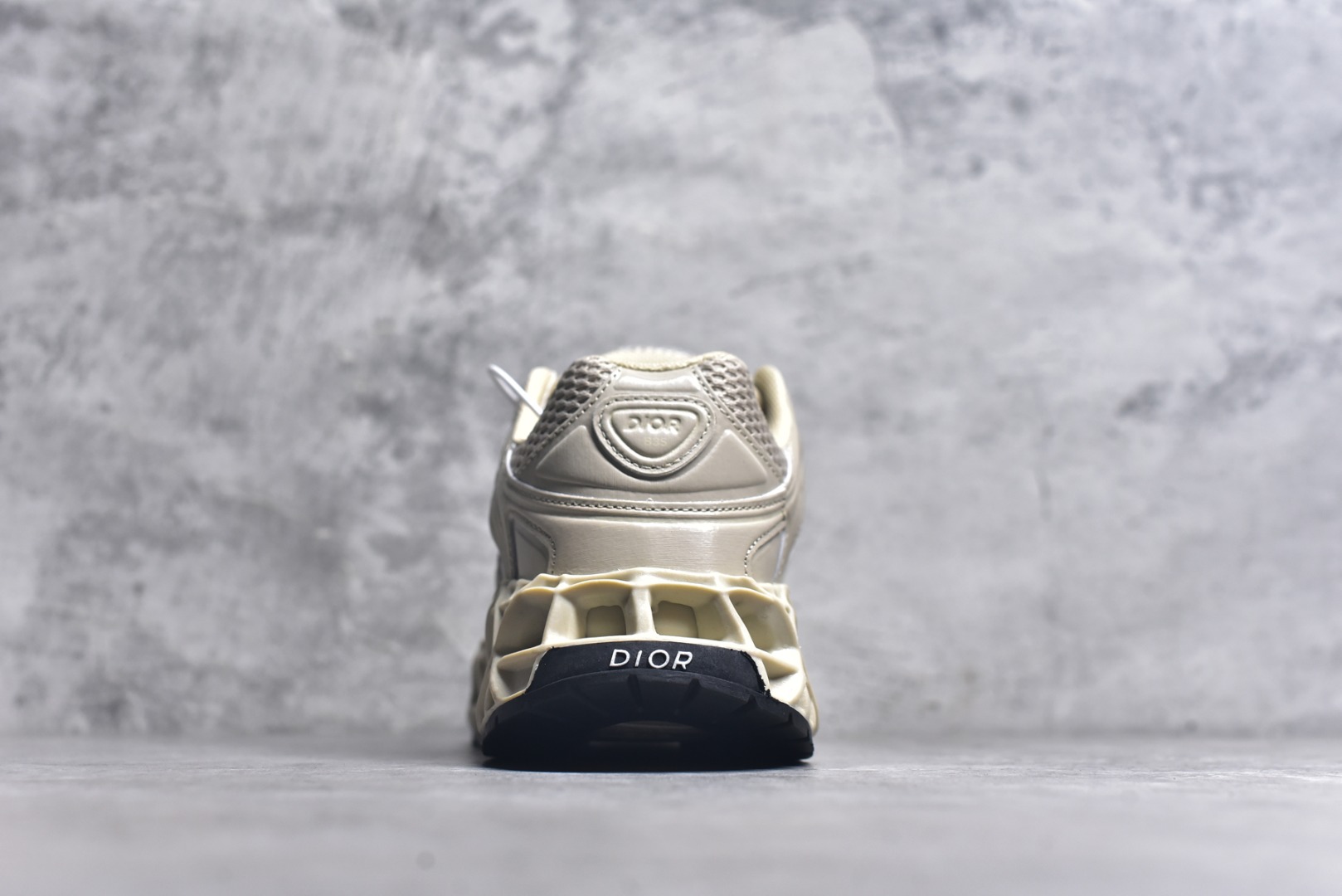 图片[5]-#Lw3 Dior x Kaws迪奥 联名款B35胶囊系列 镂空 网面 原版购入开发 做货 这款名为B35 NXT 的新款运动鞋 采用了 3D打印技术制成镂空式鞋底 鞋身部分则是十分契合当下审美的老爹鞋样式网面拼接与流畅线条布局 将复古千禧感与现代科技感浑然融为一体 且从当前已曝光的版本来看 这双新鞋款还提供了亮色系 暗色系 以及复古低饱和色系等不同风格配色方案选择 在不同风格造型中都有着十分不俗的兼容性 将前沿科技与复古审美相结合的鞋履新作 配送专柜精美包装 原版定制进口网面+科技面料 定制进口透气网里 鞋底：原版开模防滑橡胶材质 底厚 6CM 尺码：35-45-选品中心