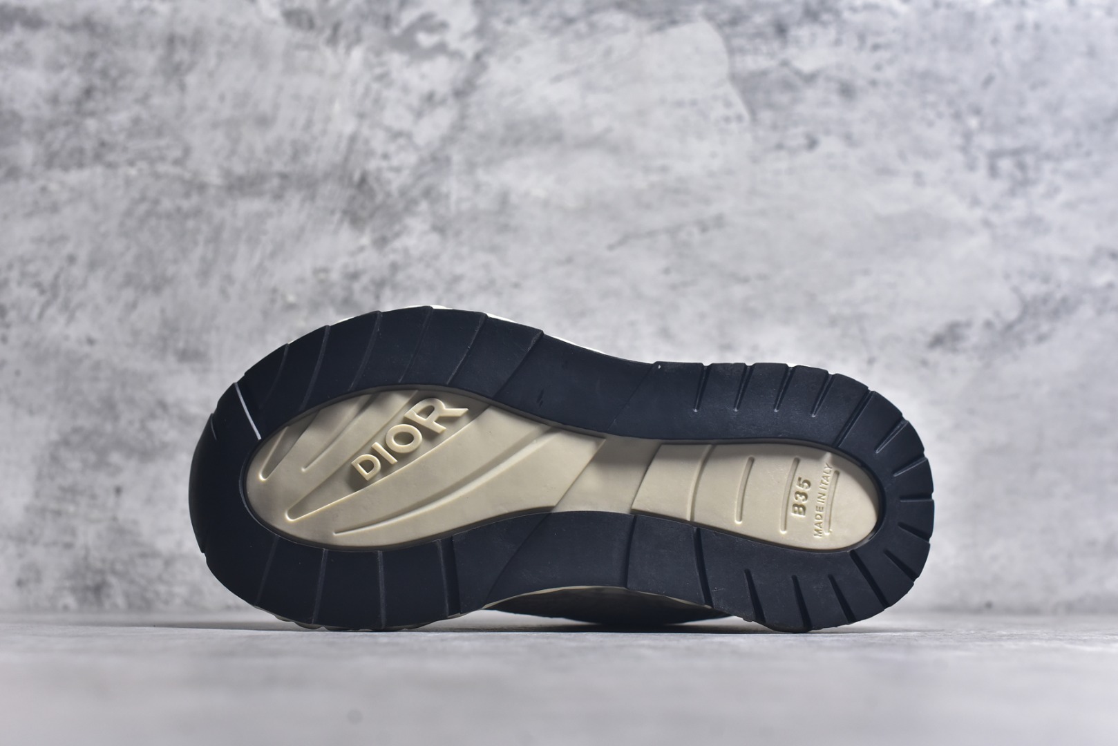 图片[6]-#Lw3 Dior x Kaws迪奥 联名款B35胶囊系列 镂空 网面 原版购入开发 做货 这款名为B35 NXT 的新款运动鞋 采用了 3D打印技术制成镂空式鞋底 鞋身部分则是十分契合当下审美的老爹鞋样式网面拼接与流畅线条布局 将复古千禧感与现代科技感浑然融为一体 且从当前已曝光的版本来看 这双新鞋款还提供了亮色系 暗色系 以及复古低饱和色系等不同风格配色方案选择 在不同风格造型中都有着十分不俗的兼容性 将前沿科技与复古审美相结合的鞋履新作 配送专柜精美包装 原版定制进口网面+科技面料 定制进口透气网里 鞋底：原版开模防滑橡胶材质 底厚 6CM 尺码：35-45-选品中心