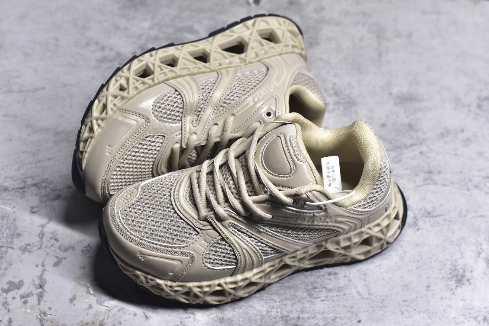 图片[7]-#Lw3 Dior x Kaws迪奥 联名款B35胶囊系列 镂空 网面 原版购入开发 做货 这款名为B35 NXT 的新款运动鞋 采用了 3D打印技术制成镂空式鞋底 鞋身部分则是十分契合当下审美的老爹鞋样式网面拼接与流畅线条布局 将复古千禧感与现代科技感浑然融为一体 且从当前已曝光的版本来看 这双新鞋款还提供了亮色系 暗色系 以及复古低饱和色系等不同风格配色方案选择 在不同风格造型中都有着十分不俗的兼容性 将前沿科技与复古审美相结合的鞋履新作 配送专柜精美包装 原版定制进口网面+科技面料 定制进口透气网里 鞋底：原版开模防滑橡胶材质 底厚 6CM 尺码：35-45-选品中心