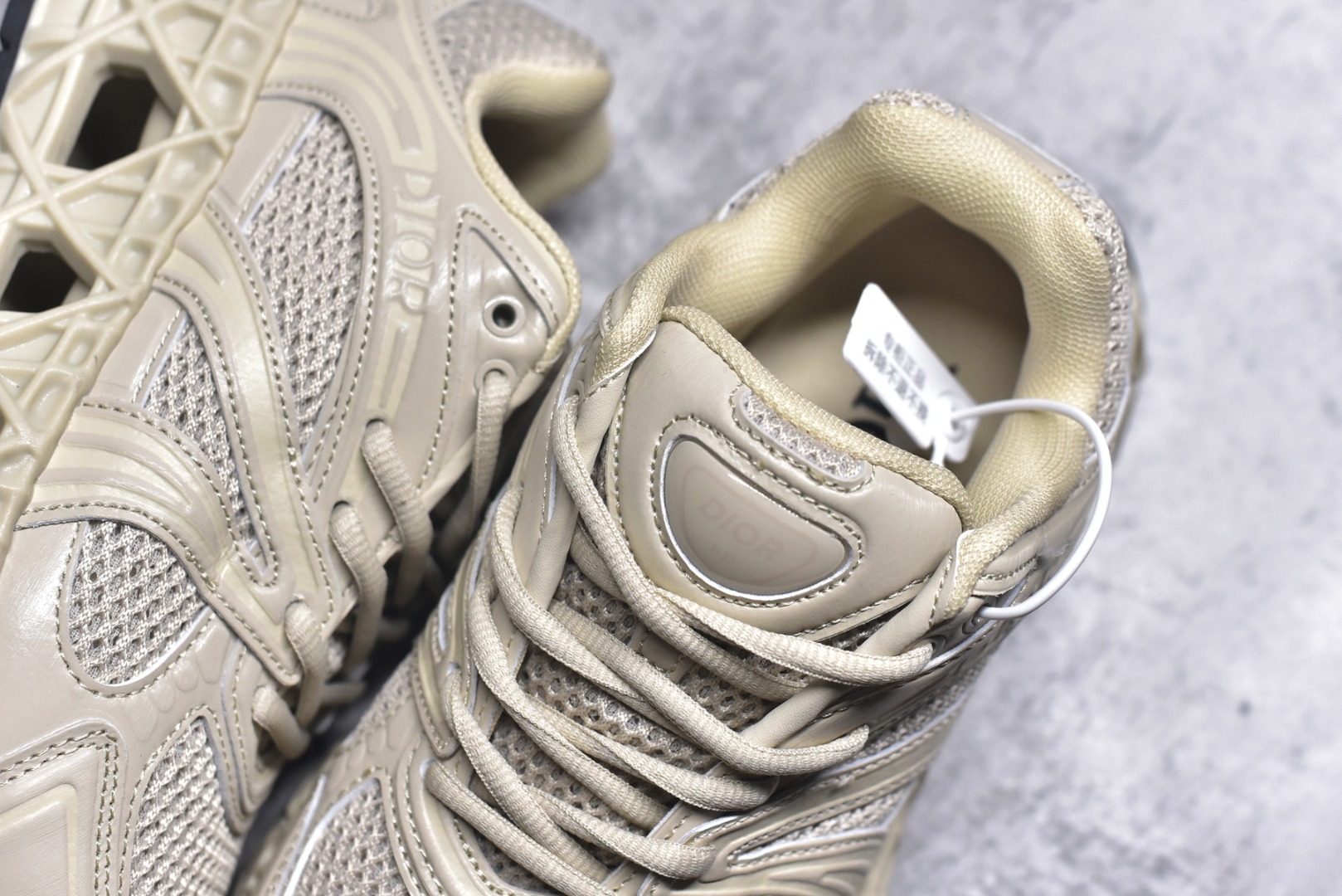 图片[9]-#Lw3 Dior x Kaws迪奥 联名款B35胶囊系列 镂空 网面 原版购入开发 做货 这款名为B35 NXT 的新款运动鞋 采用了 3D打印技术制成镂空式鞋底 鞋身部分则是十分契合当下审美的老爹鞋样式网面拼接与流畅线条布局 将复古千禧感与现代科技感浑然融为一体 且从当前已曝光的版本来看 这双新鞋款还提供了亮色系 暗色系 以及复古低饱和色系等不同风格配色方案选择 在不同风格造型中都有着十分不俗的兼容性 将前沿科技与复古审美相结合的鞋履新作 配送专柜精美包装 原版定制进口网面+科技面料 定制进口透气网里 鞋底：原版开模防滑橡胶材质 底厚 6CM 尺码：35-45-选品中心