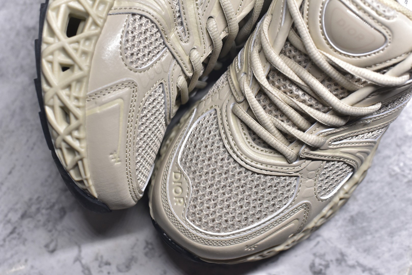 图片[8]-#Lw3 Dior x Kaws迪奥 联名款B35胶囊系列 镂空 网面 原版购入开发 做货 这款名为B35 NXT 的新款运动鞋 采用了 3D打印技术制成镂空式鞋底 鞋身部分则是十分契合当下审美的老爹鞋样式网面拼接与流畅线条布局 将复古千禧感与现代科技感浑然融为一体 且从当前已曝光的版本来看 这双新鞋款还提供了亮色系 暗色系 以及复古低饱和色系等不同风格配色方案选择 在不同风格造型中都有着十分不俗的兼容性 将前沿科技与复古审美相结合的鞋履新作 配送专柜精美包装 原版定制进口网面+科技面料 定制进口透气网里 鞋底：原版开模防滑橡胶材质 底厚 6CM 尺码：35-45-选品中心