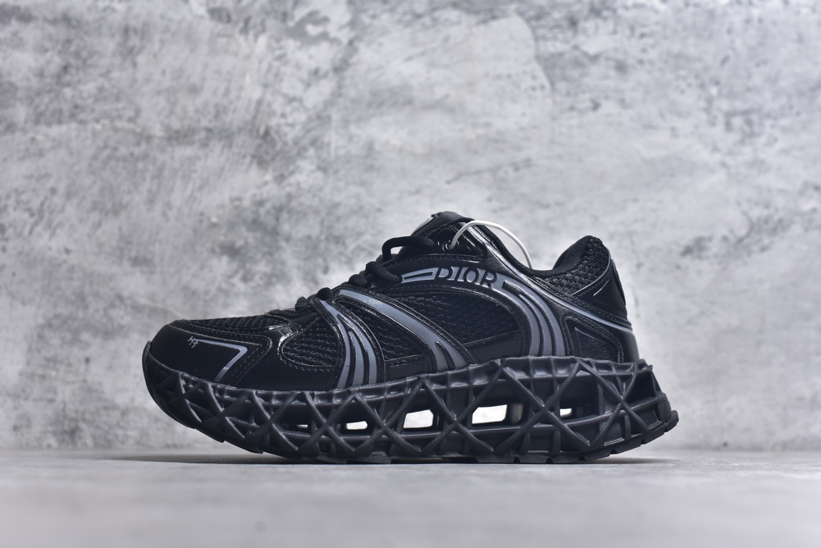 #Lw3 Dior x Kaws迪奥 联名款B35胶囊系列 镂空 网面 原版购入开发 做货 这款名为B35 NXT 的新款运动鞋 采用了 3D打印技术制成镂空式鞋底 鞋身部分则是十分契合当下审美的老爹鞋样式网面拼接与流畅线条布局 将复古千禧感与现代科技感浑然融为一体 且从当前已曝光的版本来看 这双新鞋款还提供了亮色系 暗色系 以及复古低饱和色系等不同风格配色方案选择 在不同风格造型中都有着十分不俗的兼容性 将前沿科技与复古审美相结合的鞋履新作 配送专柜精美包装 原版定制进口网面+科技面料 定制进口透气网里 鞋底：原版开模防滑橡胶材质 底厚 6CM 尺码：35-45-选品中心