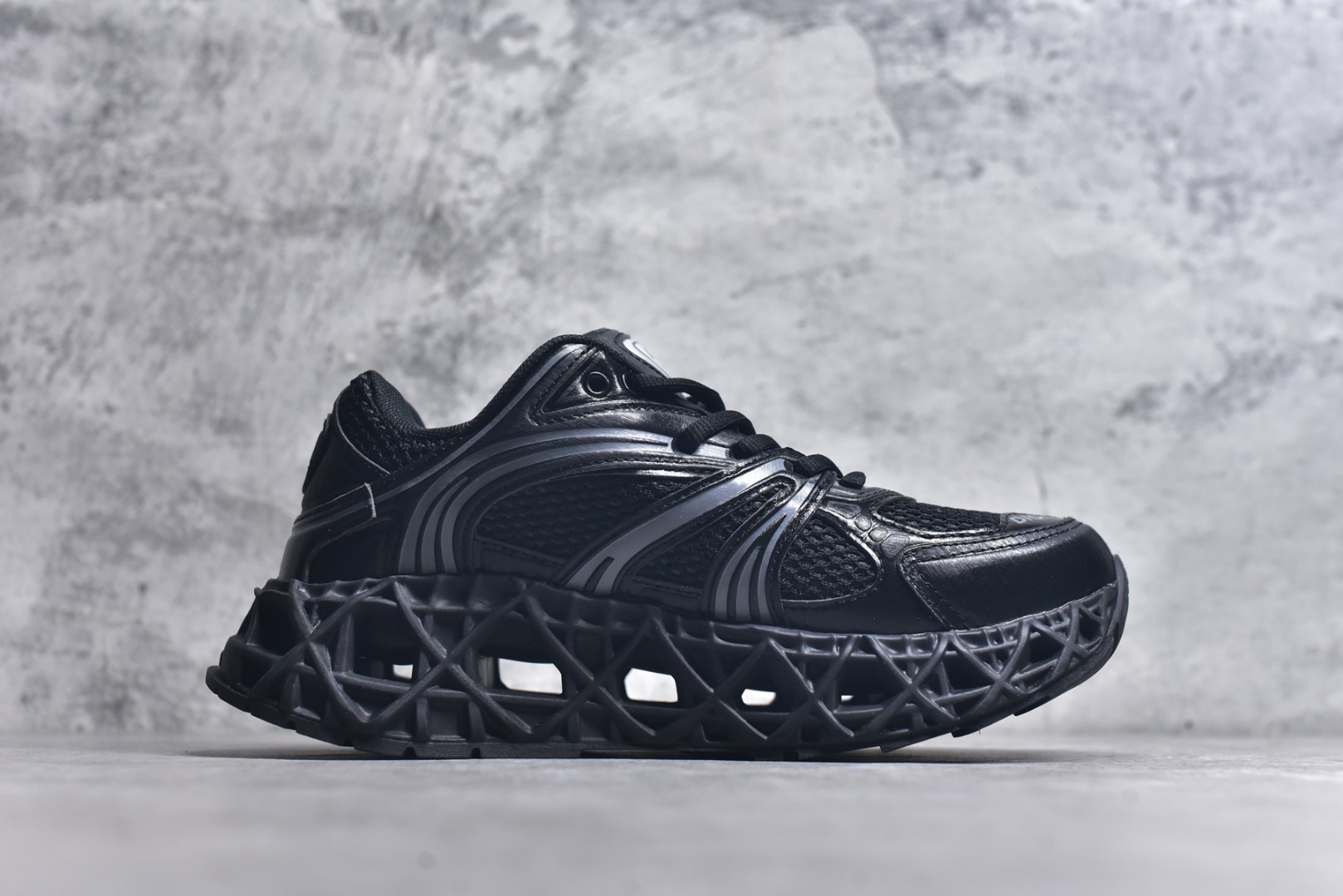 图片[3]-#Lw3 Dior x Kaws迪奥 联名款B35胶囊系列 镂空 网面 原版购入开发 做货 这款名为B35 NXT 的新款运动鞋 采用了 3D打印技术制成镂空式鞋底 鞋身部分则是十分契合当下审美的老爹鞋样式网面拼接与流畅线条布局 将复古千禧感与现代科技感浑然融为一体 且从当前已曝光的版本来看 这双新鞋款还提供了亮色系 暗色系 以及复古低饱和色系等不同风格配色方案选择 在不同风格造型中都有着十分不俗的兼容性 将前沿科技与复古审美相结合的鞋履新作 配送专柜精美包装 原版定制进口网面+科技面料 定制进口透气网里 鞋底：原版开模防滑橡胶材质 底厚 6CM 尺码：35-45-选品中心