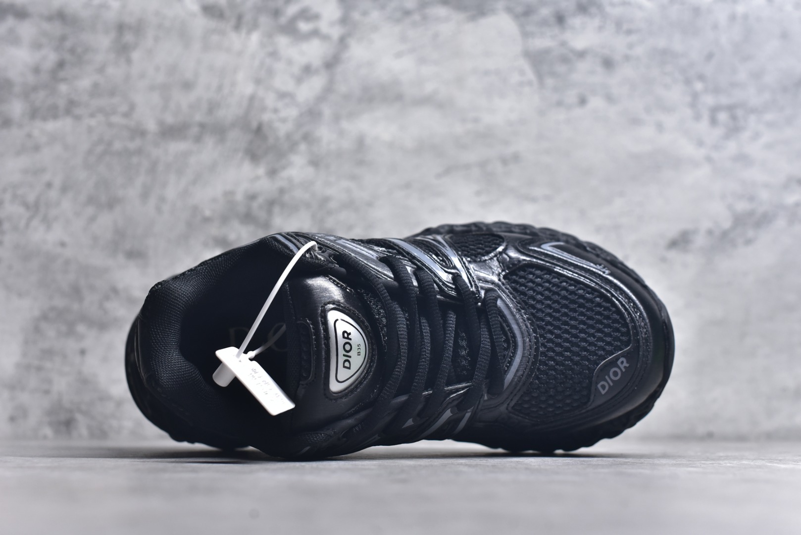 图片[4]-#Lw3 Dior x Kaws迪奥 联名款B35胶囊系列 镂空 网面 原版购入开发 做货 这款名为B35 NXT 的新款运动鞋 采用了 3D打印技术制成镂空式鞋底 鞋身部分则是十分契合当下审美的老爹鞋样式网面拼接与流畅线条布局 将复古千禧感与现代科技感浑然融为一体 且从当前已曝光的版本来看 这双新鞋款还提供了亮色系 暗色系 以及复古低饱和色系等不同风格配色方案选择 在不同风格造型中都有着十分不俗的兼容性 将前沿科技与复古审美相结合的鞋履新作 配送专柜精美包装 原版定制进口网面+科技面料 定制进口透气网里 鞋底：原版开模防滑橡胶材质 底厚 6CM 尺码：35-45-选品中心