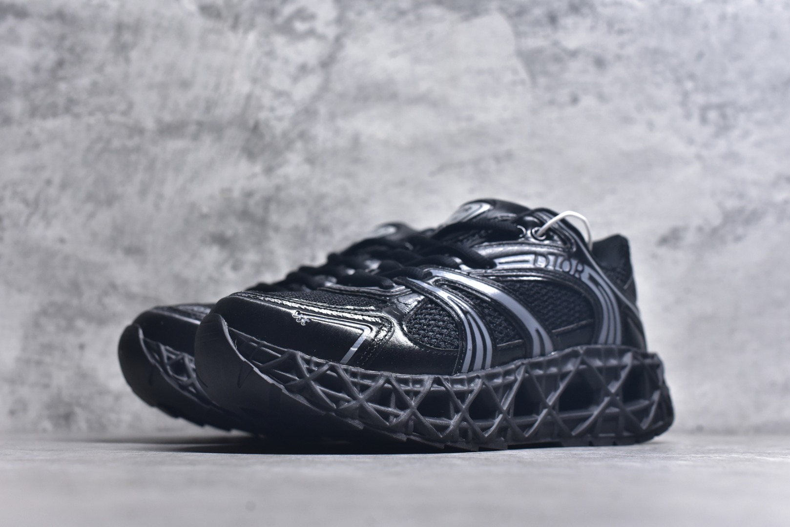 图片[2]-#Lw3 Dior x Kaws迪奥 联名款B35胶囊系列 镂空 网面 原版购入开发 做货 这款名为B35 NXT 的新款运动鞋 采用了 3D打印技术制成镂空式鞋底 鞋身部分则是十分契合当下审美的老爹鞋样式网面拼接与流畅线条布局 将复古千禧感与现代科技感浑然融为一体 且从当前已曝光的版本来看 这双新鞋款还提供了亮色系 暗色系 以及复古低饱和色系等不同风格配色方案选择 在不同风格造型中都有着十分不俗的兼容性 将前沿科技与复古审美相结合的鞋履新作 配送专柜精美包装 原版定制进口网面+科技面料 定制进口透气网里 鞋底：原版开模防滑橡胶材质 底厚 6CM 尺码：35-45-选品中心