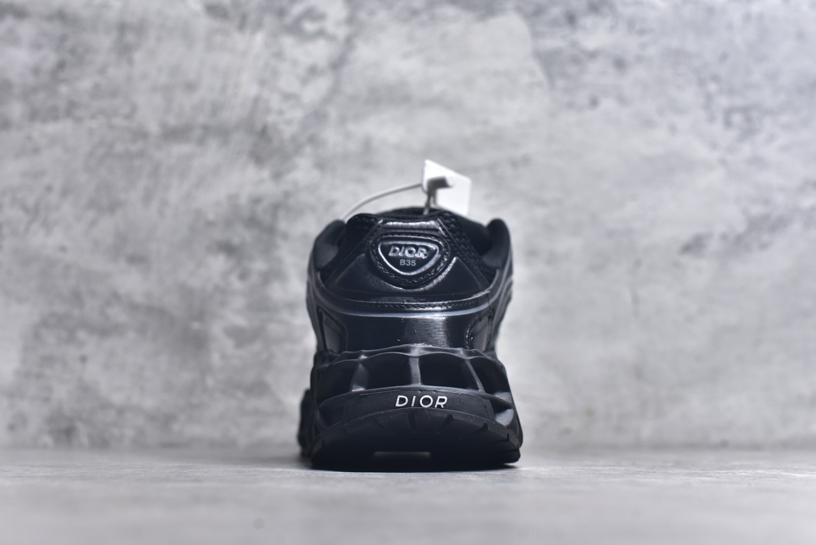 图片[5]-#Lw3 Dior x Kaws迪奥 联名款B35胶囊系列 镂空 网面 原版购入开发 做货 这款名为B35 NXT 的新款运动鞋 采用了 3D打印技术制成镂空式鞋底 鞋身部分则是十分契合当下审美的老爹鞋样式网面拼接与流畅线条布局 将复古千禧感与现代科技感浑然融为一体 且从当前已曝光的版本来看 这双新鞋款还提供了亮色系 暗色系 以及复古低饱和色系等不同风格配色方案选择 在不同风格造型中都有着十分不俗的兼容性 将前沿科技与复古审美相结合的鞋履新作 配送专柜精美包装 原版定制进口网面+科技面料 定制进口透气网里 鞋底：原版开模防滑橡胶材质 底厚 6CM 尺码：35-45-选品中心