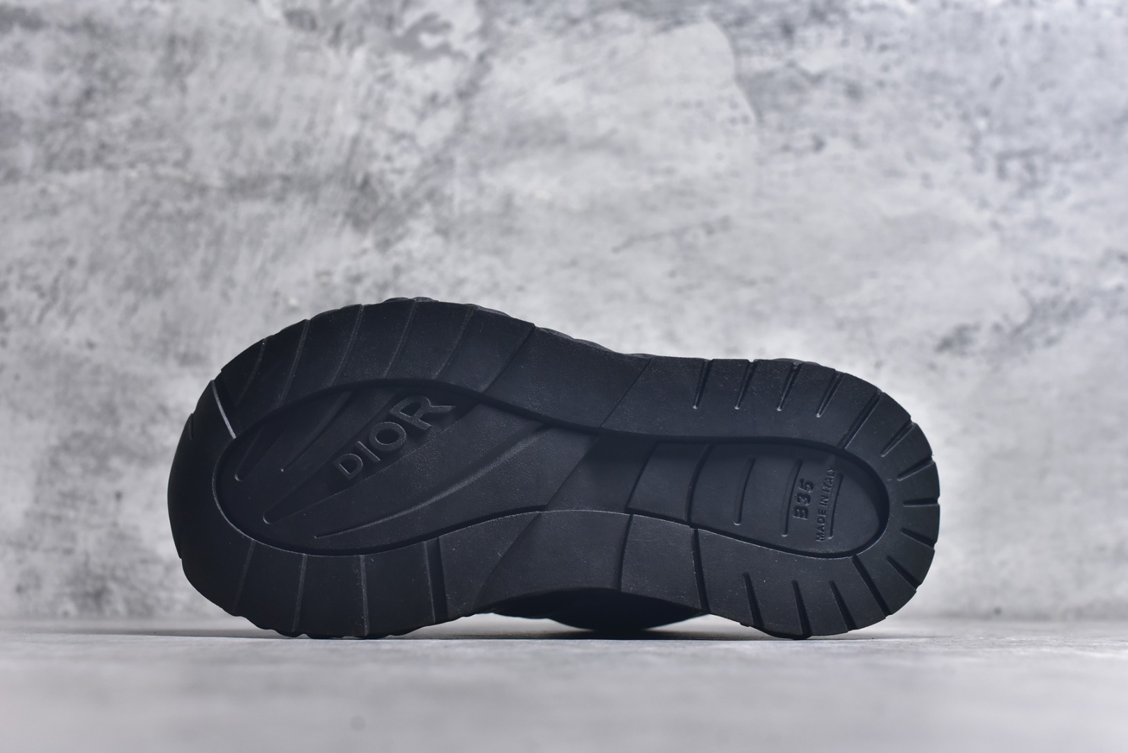 图片[6]-#Lw3 Dior x Kaws迪奥 联名款B35胶囊系列 镂空 网面 原版购入开发 做货 这款名为B35 NXT 的新款运动鞋 采用了 3D打印技术制成镂空式鞋底 鞋身部分则是十分契合当下审美的老爹鞋样式网面拼接与流畅线条布局 将复古千禧感与现代科技感浑然融为一体 且从当前已曝光的版本来看 这双新鞋款还提供了亮色系 暗色系 以及复古低饱和色系等不同风格配色方案选择 在不同风格造型中都有着十分不俗的兼容性 将前沿科技与复古审美相结合的鞋履新作 配送专柜精美包装 原版定制进口网面+科技面料 定制进口透气网里 鞋底：原版开模防滑橡胶材质 底厚 6CM 尺码：35-45-选品中心