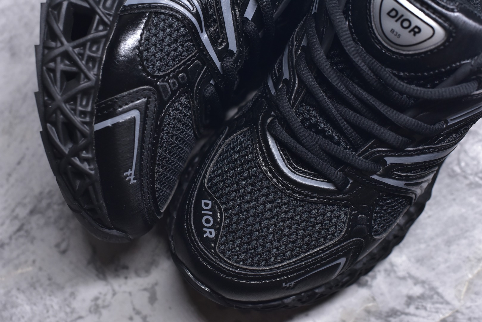 图片[8]-#Lw3 Dior x Kaws迪奥 联名款B35胶囊系列 镂空 网面 原版购入开发 做货 这款名为B35 NXT 的新款运动鞋 采用了 3D打印技术制成镂空式鞋底 鞋身部分则是十分契合当下审美的老爹鞋样式网面拼接与流畅线条布局 将复古千禧感与现代科技感浑然融为一体 且从当前已曝光的版本来看 这双新鞋款还提供了亮色系 暗色系 以及复古低饱和色系等不同风格配色方案选择 在不同风格造型中都有着十分不俗的兼容性 将前沿科技与复古审美相结合的鞋履新作 配送专柜精美包装 原版定制进口网面+科技面料 定制进口透气网里 鞋底：原版开模防滑橡胶材质 底厚 6CM 尺码：35-45-选品中心