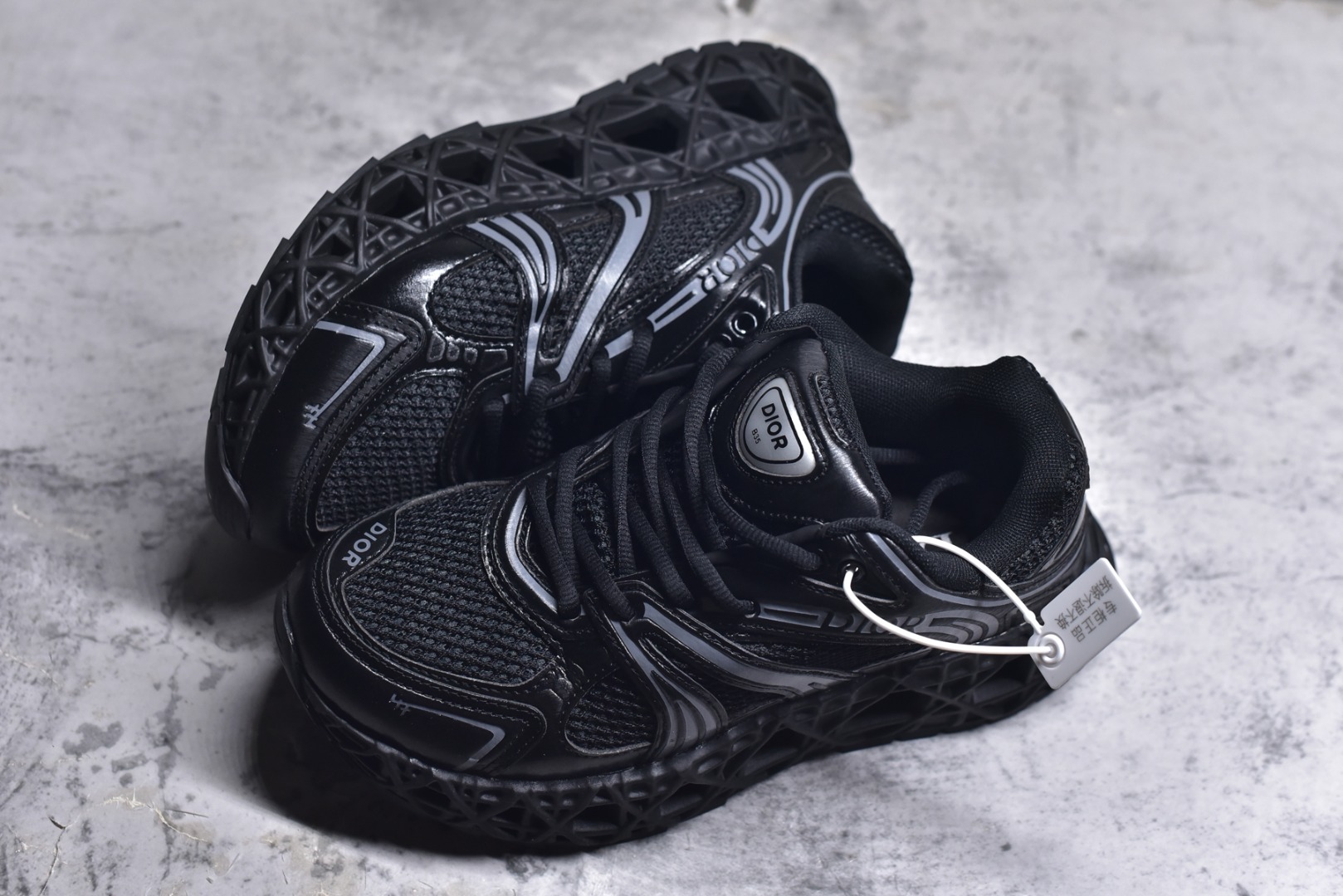 图片[7]-#Lw3 Dior x Kaws迪奥 联名款B35胶囊系列 镂空 网面 原版购入开发 做货 这款名为B35 NXT 的新款运动鞋 采用了 3D打印技术制成镂空式鞋底 鞋身部分则是十分契合当下审美的老爹鞋样式网面拼接与流畅线条布局 将复古千禧感与现代科技感浑然融为一体 且从当前已曝光的版本来看 这双新鞋款还提供了亮色系 暗色系 以及复古低饱和色系等不同风格配色方案选择 在不同风格造型中都有着十分不俗的兼容性 将前沿科技与复古审美相结合的鞋履新作 配送专柜精美包装 原版定制进口网面+科技面料 定制进口透气网里 鞋底：原版开模防滑橡胶材质 底厚 6CM 尺码：35-45-选品中心