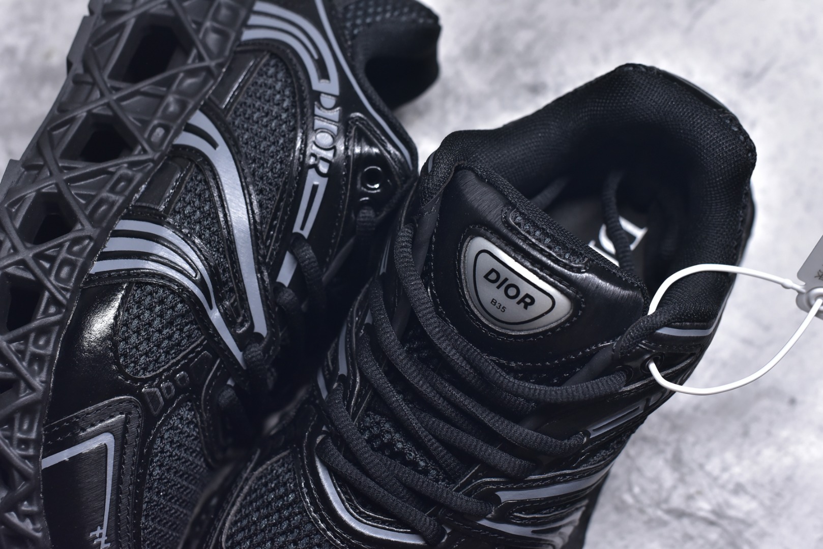 图片[9]-#Lw3 Dior x Kaws迪奥 联名款B35胶囊系列 镂空 网面 原版购入开发 做货 这款名为B35 NXT 的新款运动鞋 采用了 3D打印技术制成镂空式鞋底 鞋身部分则是十分契合当下审美的老爹鞋样式网面拼接与流畅线条布局 将复古千禧感与现代科技感浑然融为一体 且从当前已曝光的版本来看 这双新鞋款还提供了亮色系 暗色系 以及复古低饱和色系等不同风格配色方案选择 在不同风格造型中都有着十分不俗的兼容性 将前沿科技与复古审美相结合的鞋履新作 配送专柜精美包装 原版定制进口网面+科技面料 定制进口透气网里 鞋底：原版开模防滑橡胶材质 底厚 6CM 尺码：35-45-选品中心