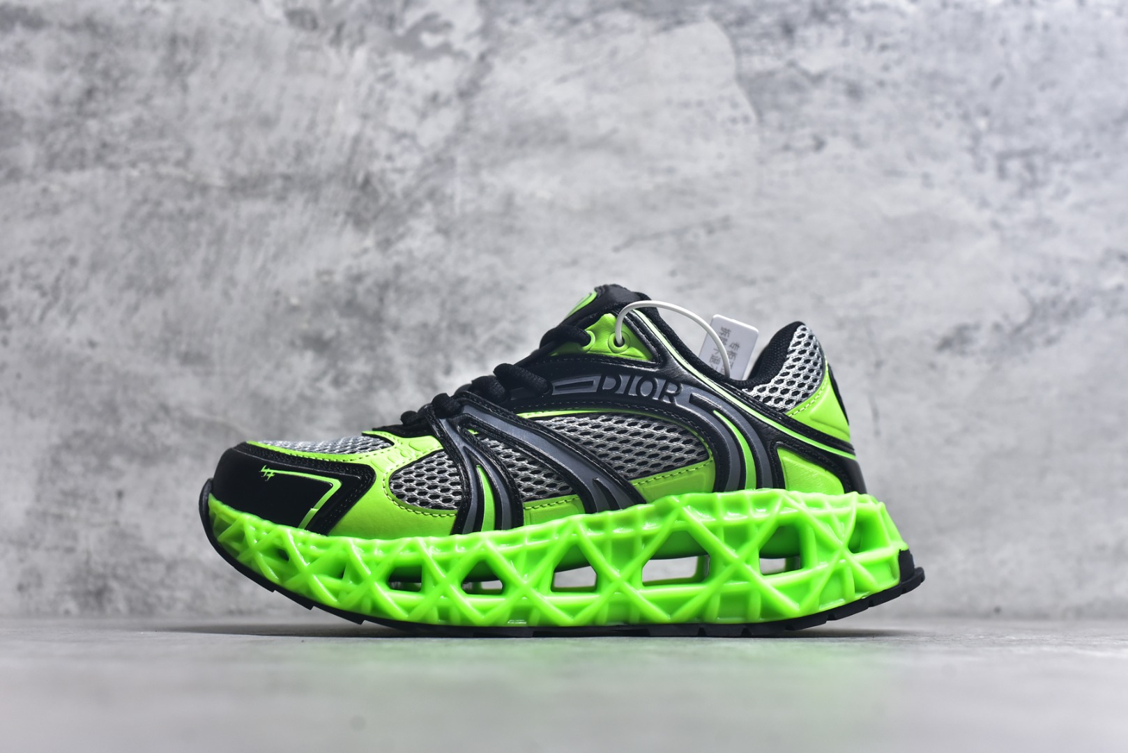 #Lw3 Dior x Kaws迪奥 联名款B35胶囊系列 镂空 网面 原版购入开发 做货 这款名为B35 NXT 的新款运动鞋 采用了 3D打印技术制成镂空式鞋底 鞋身部分则是十分契合当下审美的老爹鞋样式网面拼接与流畅线条布局 将复古千禧感与现代科技感浑然融为一体 且从当前已曝光的版本来看 这双新鞋款还提供了亮色系 暗色系 以及复古低饱和色系等不同风格配色方案选择 在不同风格造型中都有着十分不俗的兼容性 将前沿科技与复古审美相结合的鞋履新作 配送专柜精美包装 原版定制进口网面+科技面料 定制进口透气网里 鞋底：原版开模防滑橡胶材质 底厚 6CM 尺码：35-45-选品中心