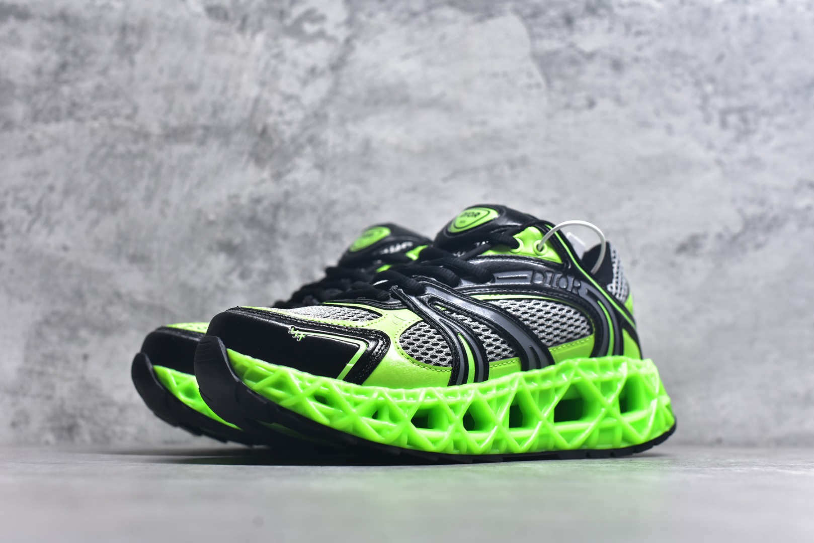 图片[2]-#Lw3 Dior x Kaws迪奥 联名款B35胶囊系列 镂空 网面 原版购入开发 做货 这款名为B35 NXT 的新款运动鞋 采用了 3D打印技术制成镂空式鞋底 鞋身部分则是十分契合当下审美的老爹鞋样式网面拼接与流畅线条布局 将复古千禧感与现代科技感浑然融为一体 且从当前已曝光的版本来看 这双新鞋款还提供了亮色系 暗色系 以及复古低饱和色系等不同风格配色方案选择 在不同风格造型中都有着十分不俗的兼容性 将前沿科技与复古审美相结合的鞋履新作 配送专柜精美包装 原版定制进口网面+科技面料 定制进口透气网里 鞋底：原版开模防滑橡胶材质 底厚 6CM 尺码：35-45-选品中心