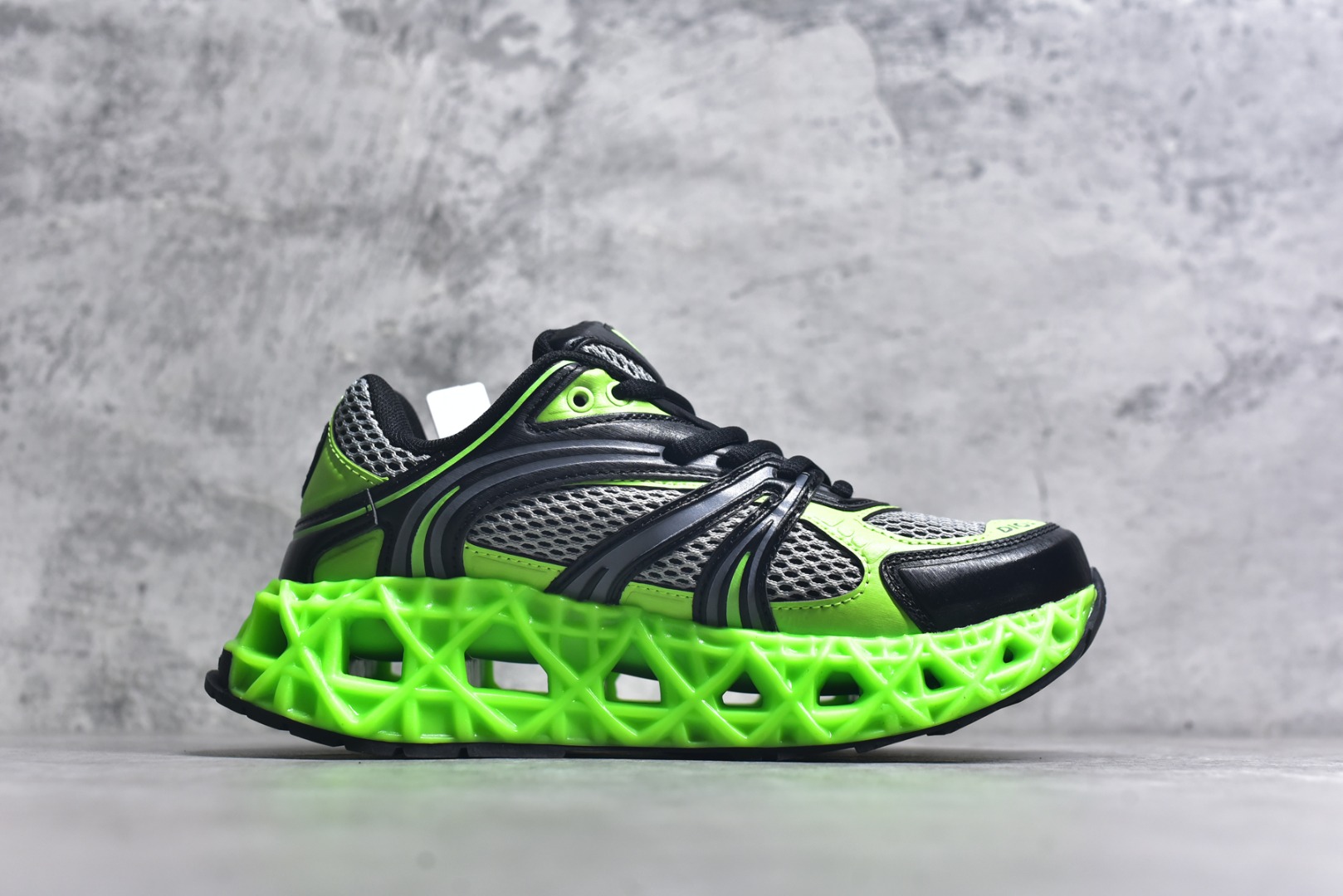 图片[3]-#Lw3 Dior x Kaws迪奥 联名款B35胶囊系列 镂空 网面 原版购入开发 做货 这款名为B35 NXT 的新款运动鞋 采用了 3D打印技术制成镂空式鞋底 鞋身部分则是十分契合当下审美的老爹鞋样式网面拼接与流畅线条布局 将复古千禧感与现代科技感浑然融为一体 且从当前已曝光的版本来看 这双新鞋款还提供了亮色系 暗色系 以及复古低饱和色系等不同风格配色方案选择 在不同风格造型中都有着十分不俗的兼容性 将前沿科技与复古审美相结合的鞋履新作 配送专柜精美包装 原版定制进口网面+科技面料 定制进口透气网里 鞋底：原版开模防滑橡胶材质 底厚 6CM 尺码：35-45-选品中心