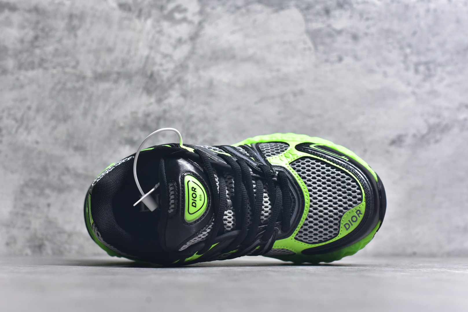 图片[4]-#Lw3 Dior x Kaws迪奥 联名款B35胶囊系列 镂空 网面 原版购入开发 做货 这款名为B35 NXT 的新款运动鞋 采用了 3D打印技术制成镂空式鞋底 鞋身部分则是十分契合当下审美的老爹鞋样式网面拼接与流畅线条布局 将复古千禧感与现代科技感浑然融为一体 且从当前已曝光的版本来看 这双新鞋款还提供了亮色系 暗色系 以及复古低饱和色系等不同风格配色方案选择 在不同风格造型中都有着十分不俗的兼容性 将前沿科技与复古审美相结合的鞋履新作 配送专柜精美包装 原版定制进口网面+科技面料 定制进口透气网里 鞋底：原版开模防滑橡胶材质 底厚 6CM 尺码：35-45-选品中心