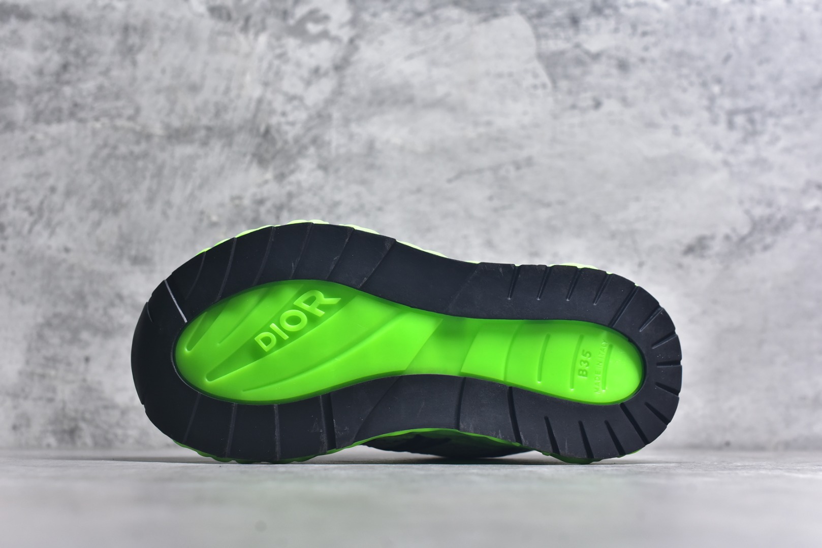 图片[6]-#Lw3 Dior x Kaws迪奥 联名款B35胶囊系列 镂空 网面 原版购入开发 做货 这款名为B35 NXT 的新款运动鞋 采用了 3D打印技术制成镂空式鞋底 鞋身部分则是十分契合当下审美的老爹鞋样式网面拼接与流畅线条布局 将复古千禧感与现代科技感浑然融为一体 且从当前已曝光的版本来看 这双新鞋款还提供了亮色系 暗色系 以及复古低饱和色系等不同风格配色方案选择 在不同风格造型中都有着十分不俗的兼容性 将前沿科技与复古审美相结合的鞋履新作 配送专柜精美包装 原版定制进口网面+科技面料 定制进口透气网里 鞋底：原版开模防滑橡胶材质 底厚 6CM 尺码：35-45-选品中心