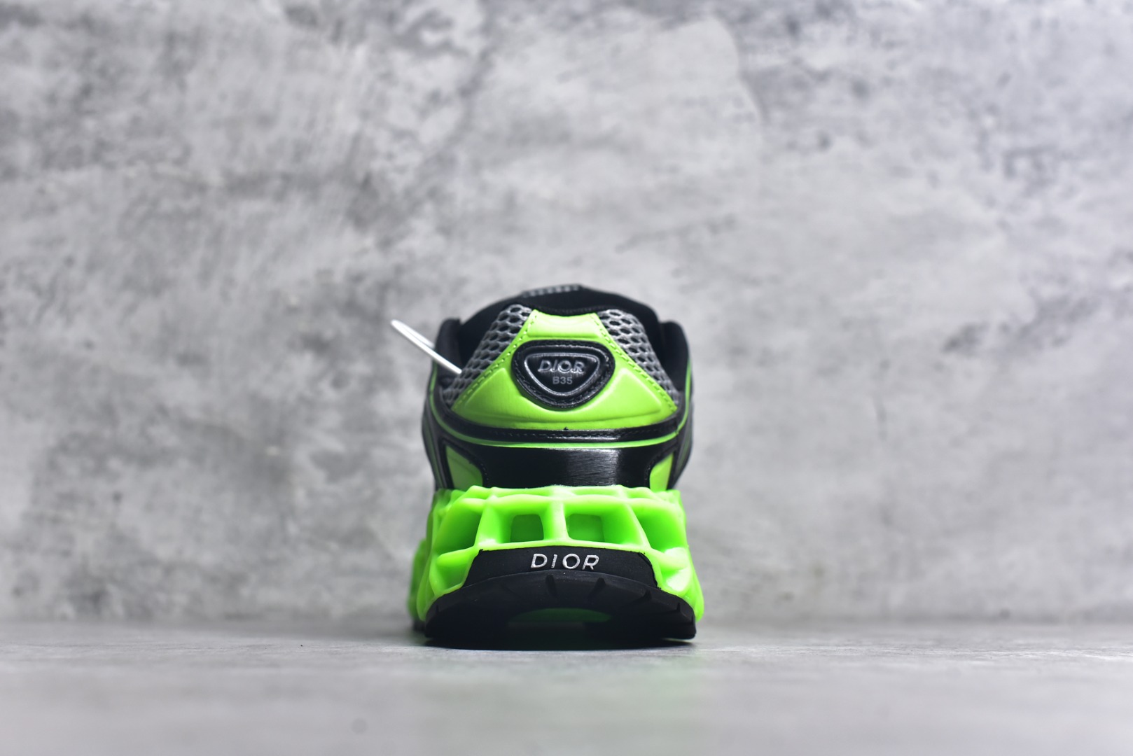 图片[5]-#Lw3 Dior x Kaws迪奥 联名款B35胶囊系列 镂空 网面 原版购入开发 做货 这款名为B35 NXT 的新款运动鞋 采用了 3D打印技术制成镂空式鞋底 鞋身部分则是十分契合当下审美的老爹鞋样式网面拼接与流畅线条布局 将复古千禧感与现代科技感浑然融为一体 且从当前已曝光的版本来看 这双新鞋款还提供了亮色系 暗色系 以及复古低饱和色系等不同风格配色方案选择 在不同风格造型中都有着十分不俗的兼容性 将前沿科技与复古审美相结合的鞋履新作 配送专柜精美包装 原版定制进口网面+科技面料 定制进口透气网里 鞋底：原版开模防滑橡胶材质 底厚 6CM 尺码：35-45-选品中心