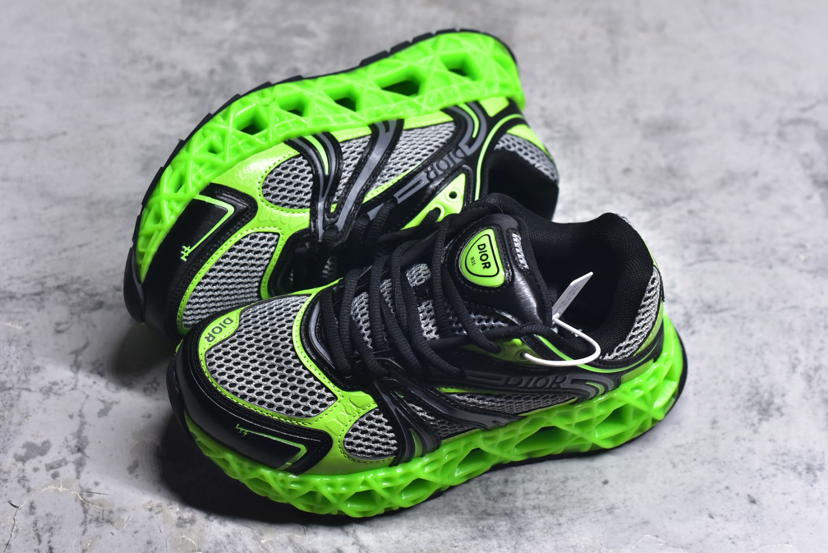 图片[7]-#Lw3 Dior x Kaws迪奥 联名款B35胶囊系列 镂空 网面 原版购入开发 做货 这款名为B35 NXT 的新款运动鞋 采用了 3D打印技术制成镂空式鞋底 鞋身部分则是十分契合当下审美的老爹鞋样式网面拼接与流畅线条布局 将复古千禧感与现代科技感浑然融为一体 且从当前已曝光的版本来看 这双新鞋款还提供了亮色系 暗色系 以及复古低饱和色系等不同风格配色方案选择 在不同风格造型中都有着十分不俗的兼容性 将前沿科技与复古审美相结合的鞋履新作 配送专柜精美包装 原版定制进口网面+科技面料 定制进口透气网里 鞋底：原版开模防滑橡胶材质 底厚 6CM 尺码：35-45-选品中心