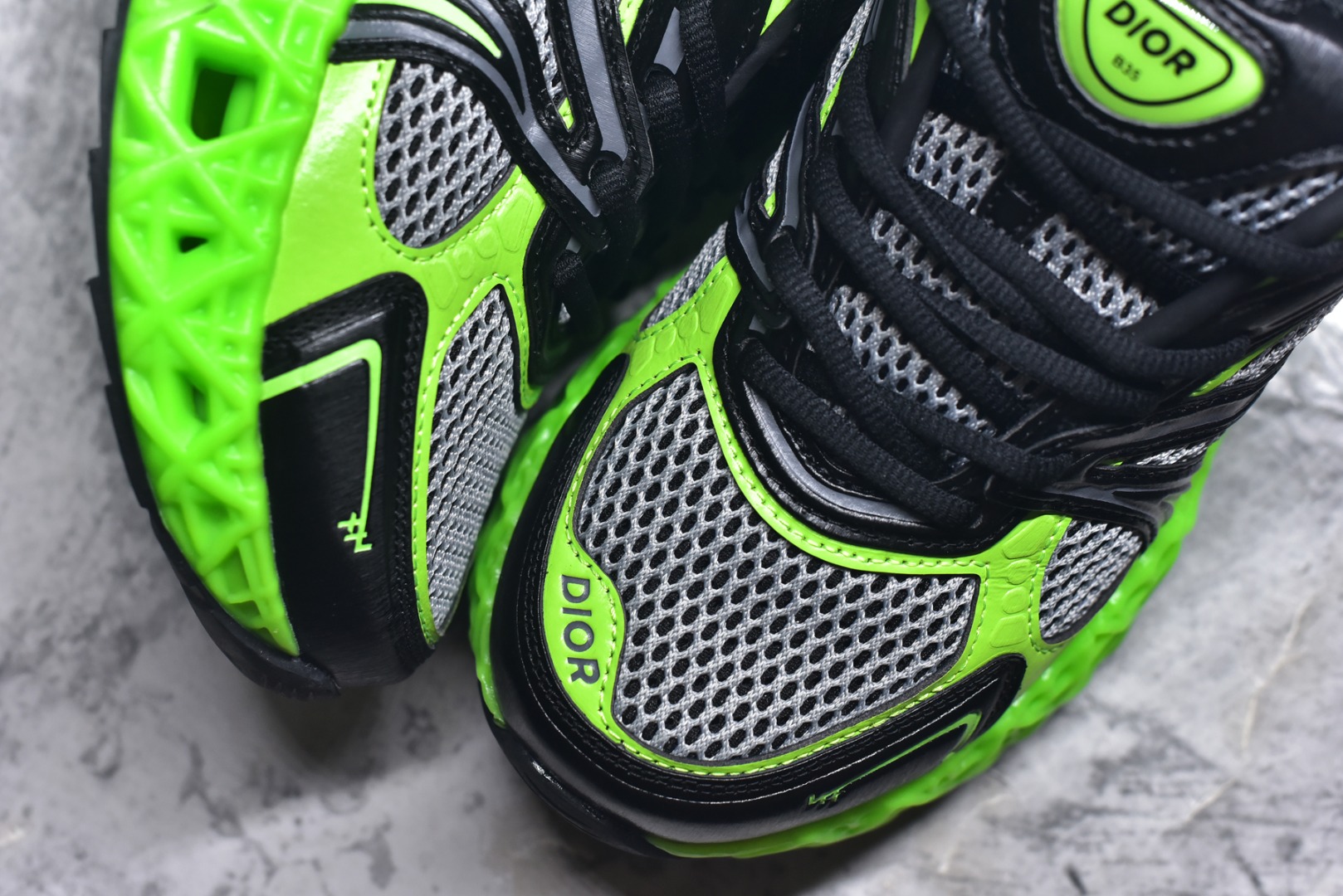 图片[8]-#Lw3 Dior x Kaws迪奥 联名款B35胶囊系列 镂空 网面 原版购入开发 做货 这款名为B35 NXT 的新款运动鞋 采用了 3D打印技术制成镂空式鞋底 鞋身部分则是十分契合当下审美的老爹鞋样式网面拼接与流畅线条布局 将复古千禧感与现代科技感浑然融为一体 且从当前已曝光的版本来看 这双新鞋款还提供了亮色系 暗色系 以及复古低饱和色系等不同风格配色方案选择 在不同风格造型中都有着十分不俗的兼容性 将前沿科技与复古审美相结合的鞋履新作 配送专柜精美包装 原版定制进口网面+科技面料 定制进口透气网里 鞋底：原版开模防滑橡胶材质 底厚 6CM 尺码：35-45-选品中心