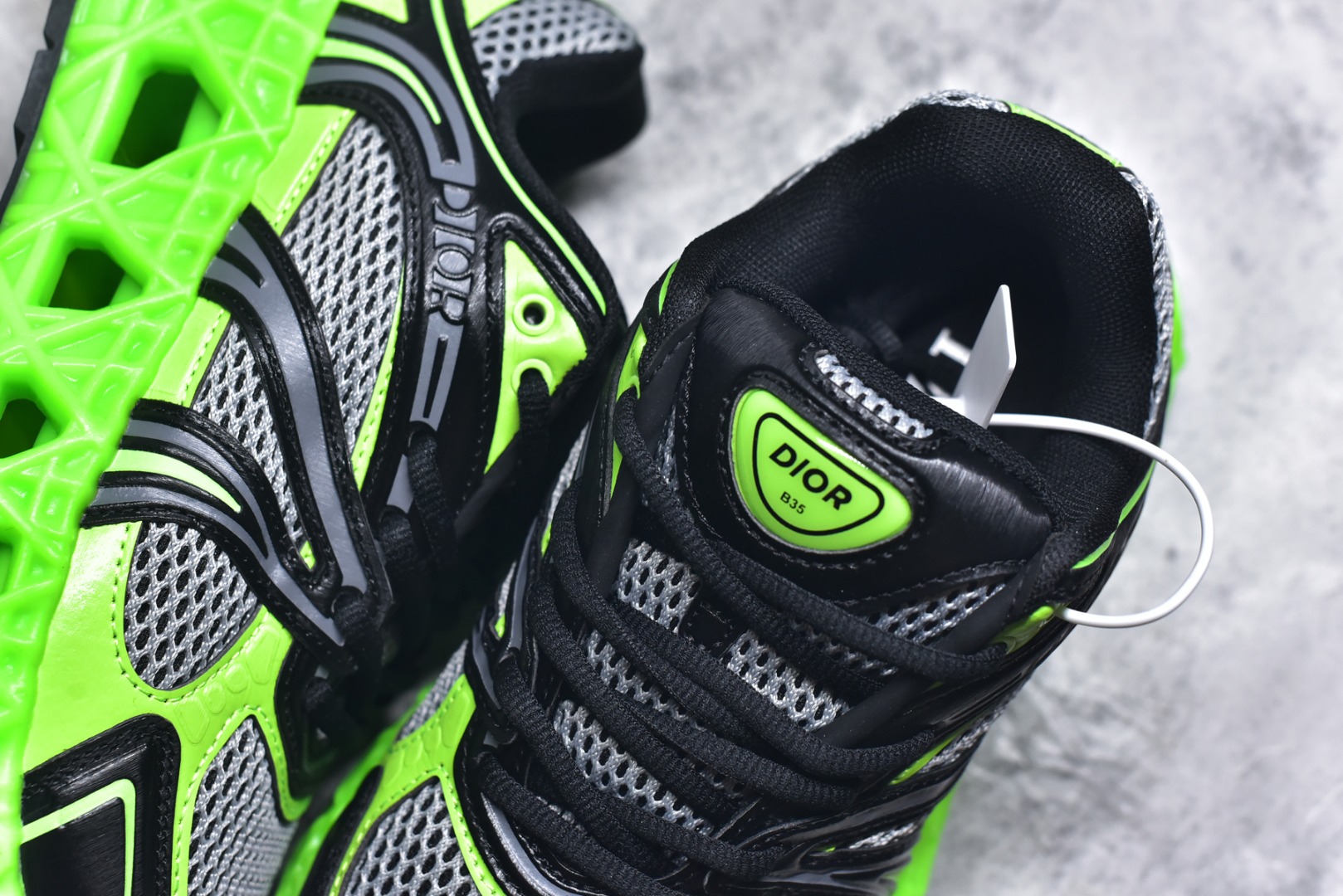 图片[9]-#Lw3 Dior x Kaws迪奥 联名款B35胶囊系列 镂空 网面 原版购入开发 做货 这款名为B35 NXT 的新款运动鞋 采用了 3D打印技术制成镂空式鞋底 鞋身部分则是十分契合当下审美的老爹鞋样式网面拼接与流畅线条布局 将复古千禧感与现代科技感浑然融为一体 且从当前已曝光的版本来看 这双新鞋款还提供了亮色系 暗色系 以及复古低饱和色系等不同风格配色方案选择 在不同风格造型中都有着十分不俗的兼容性 将前沿科技与复古审美相结合的鞋履新作 配送专柜精美包装 原版定制进口网面+科技面料 定制进口透气网里 鞋底：原版开模防滑橡胶材质 底厚 6CM 尺码：35-45-选品中心