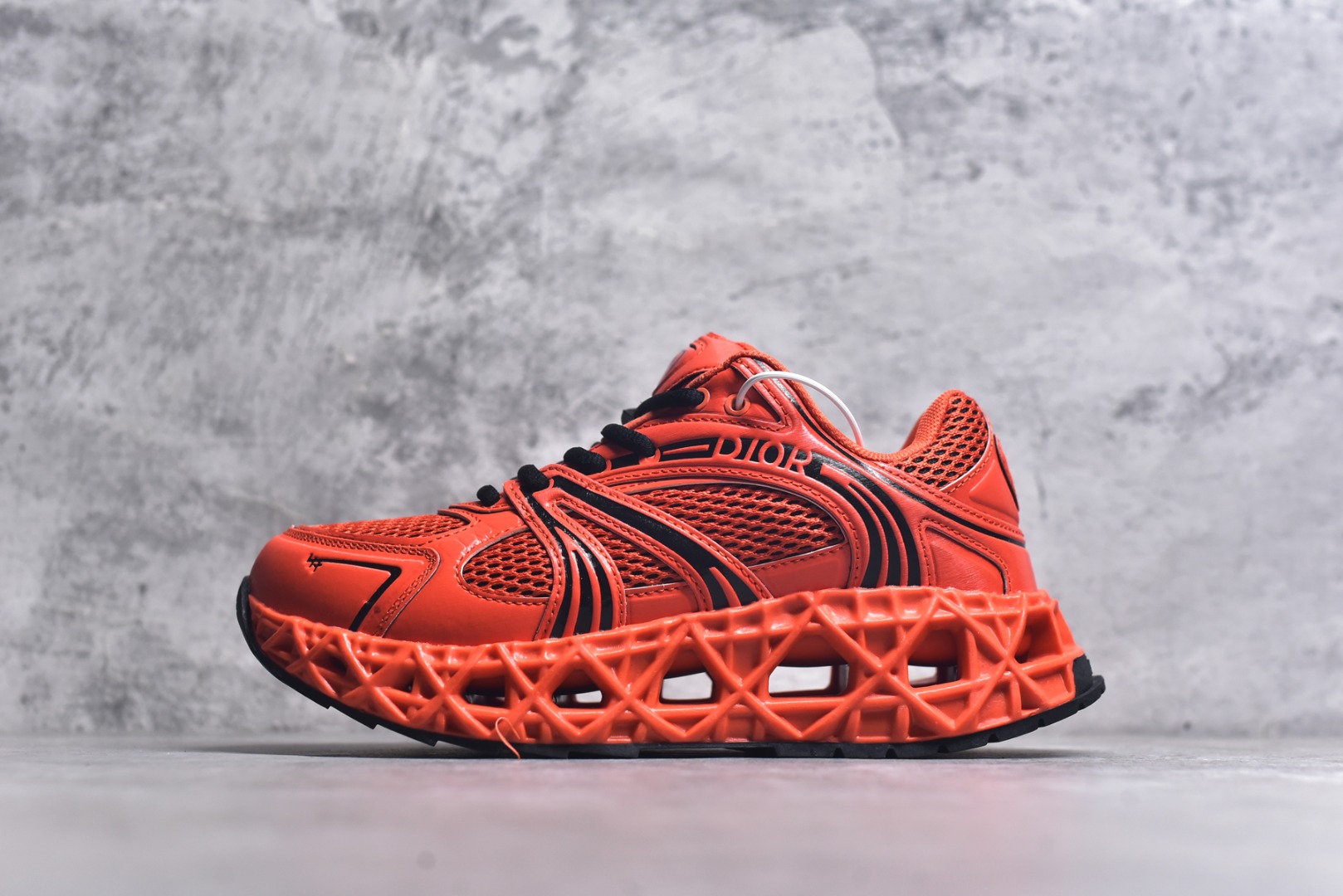 #Lw3 Dior x Kaws迪奥 联名款B35胶囊系列 镂空 网面 原版购入开发 做货 这款名为B35 NXT 的新款运动鞋 采用了 3D打印技术制成镂空式鞋底 鞋身部分则是十分契合当下审美的老爹鞋样式网面拼接与流畅线条布局 将复古千禧感与现代科技感浑然融为一体 且从当前已曝光的版本来看 这双新鞋款还提供了亮色系 暗色系 以及复古低饱和色系等不同风格配色方案选择 在不同风格造型中都有着十分不俗的兼容性 将前沿科技与复古审美相结合的鞋履新作 配送专柜精美包装 原版定制进口网面+科技面料 定制进口透气网里 鞋底：原版开模防滑橡胶材质 底厚 6CM 尺码：35-45-选品中心