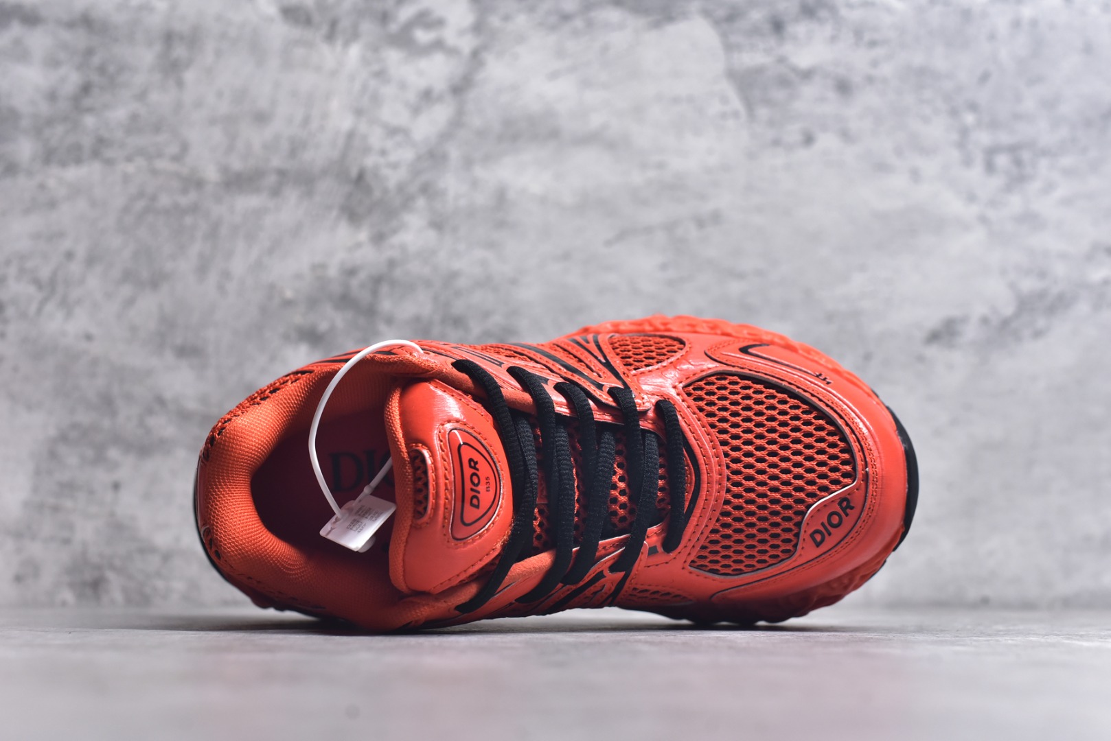 图片[4]-#Lw3 Dior x Kaws迪奥 联名款B35胶囊系列 镂空 网面 原版购入开发 做货 这款名为B35 NXT 的新款运动鞋 采用了 3D打印技术制成镂空式鞋底 鞋身部分则是十分契合当下审美的老爹鞋样式网面拼接与流畅线条布局 将复古千禧感与现代科技感浑然融为一体 且从当前已曝光的版本来看 这双新鞋款还提供了亮色系 暗色系 以及复古低饱和色系等不同风格配色方案选择 在不同风格造型中都有着十分不俗的兼容性 将前沿科技与复古审美相结合的鞋履新作 配送专柜精美包装 原版定制进口网面+科技面料 定制进口透气网里 鞋底：原版开模防滑橡胶材质 底厚 6CM 尺码：35-45-选品中心