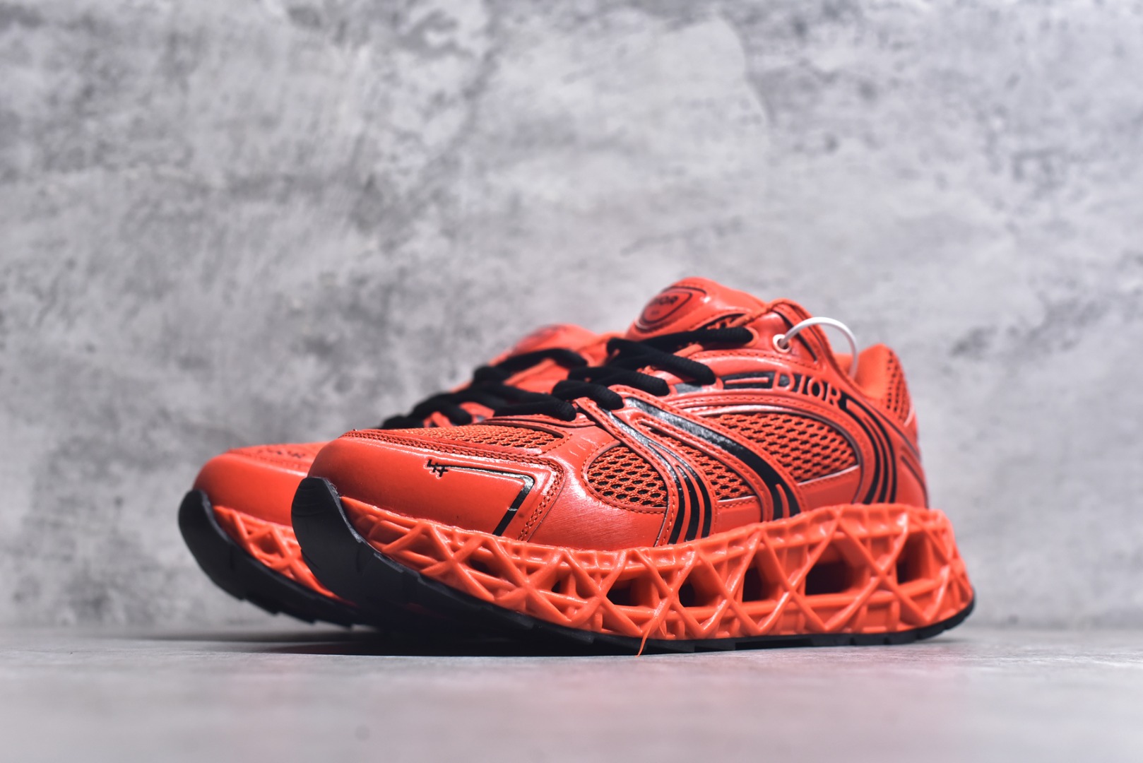 图片[2]-#Lw3 Dior x Kaws迪奥 联名款B35胶囊系列 镂空 网面 原版购入开发 做货 这款名为B35 NXT 的新款运动鞋 采用了 3D打印技术制成镂空式鞋底 鞋身部分则是十分契合当下审美的老爹鞋样式网面拼接与流畅线条布局 将复古千禧感与现代科技感浑然融为一体 且从当前已曝光的版本来看 这双新鞋款还提供了亮色系 暗色系 以及复古低饱和色系等不同风格配色方案选择 在不同风格造型中都有着十分不俗的兼容性 将前沿科技与复古审美相结合的鞋履新作 配送专柜精美包装 原版定制进口网面+科技面料 定制进口透气网里 鞋底：原版开模防滑橡胶材质 底厚 6CM 尺码：35-45-选品中心