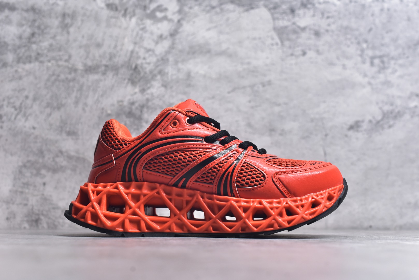 图片[3]-#Lw3 Dior x Kaws迪奥 联名款B35胶囊系列 镂空 网面 原版购入开发 做货 这款名为B35 NXT 的新款运动鞋 采用了 3D打印技术制成镂空式鞋底 鞋身部分则是十分契合当下审美的老爹鞋样式网面拼接与流畅线条布局 将复古千禧感与现代科技感浑然融为一体 且从当前已曝光的版本来看 这双新鞋款还提供了亮色系 暗色系 以及复古低饱和色系等不同风格配色方案选择 在不同风格造型中都有着十分不俗的兼容性 将前沿科技与复古审美相结合的鞋履新作 配送专柜精美包装 原版定制进口网面+科技面料 定制进口透气网里 鞋底：原版开模防滑橡胶材质 底厚 6CM 尺码：35-45-选品中心