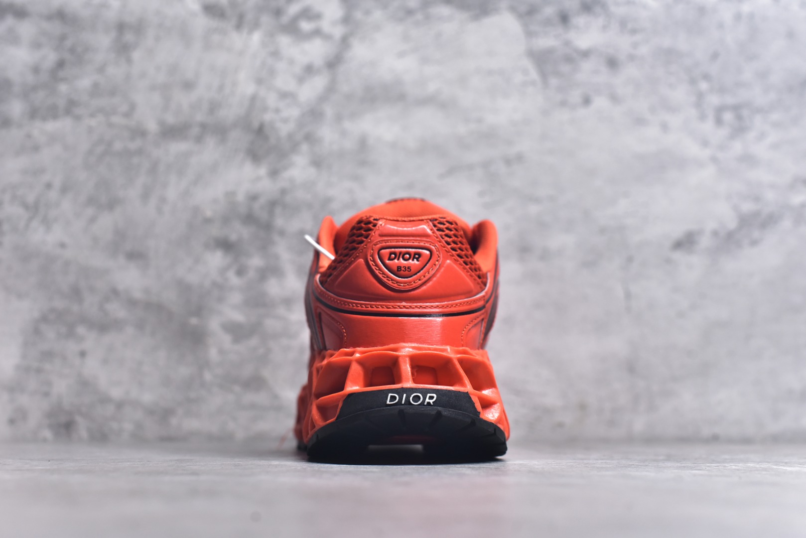 图片[5]-#Lw3 Dior x Kaws迪奥 联名款B35胶囊系列 镂空 网面 原版购入开发 做货 这款名为B35 NXT 的新款运动鞋 采用了 3D打印技术制成镂空式鞋底 鞋身部分则是十分契合当下审美的老爹鞋样式网面拼接与流畅线条布局 将复古千禧感与现代科技感浑然融为一体 且从当前已曝光的版本来看 这双新鞋款还提供了亮色系 暗色系 以及复古低饱和色系等不同风格配色方案选择 在不同风格造型中都有着十分不俗的兼容性 将前沿科技与复古审美相结合的鞋履新作 配送专柜精美包装 原版定制进口网面+科技面料 定制进口透气网里 鞋底：原版开模防滑橡胶材质 底厚 6CM 尺码：35-45-选品中心