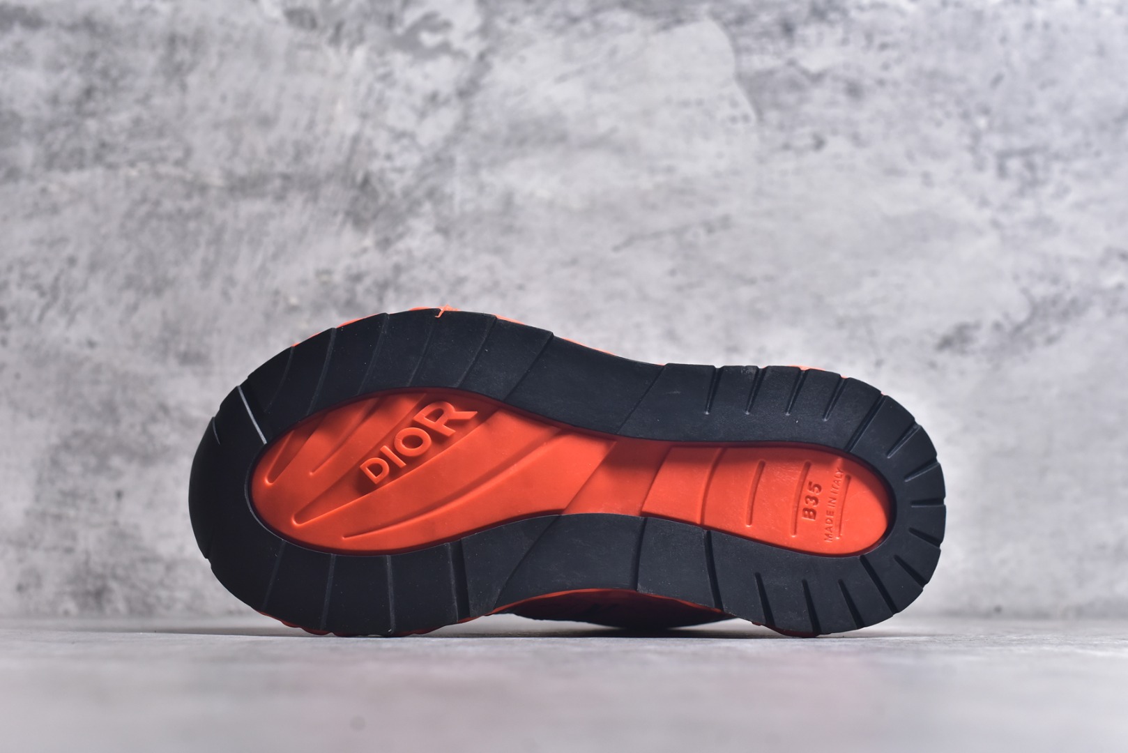 图片[6]-#Lw3 Dior x Kaws迪奥 联名款B35胶囊系列 镂空 网面 原版购入开发 做货 这款名为B35 NXT 的新款运动鞋 采用了 3D打印技术制成镂空式鞋底 鞋身部分则是十分契合当下审美的老爹鞋样式网面拼接与流畅线条布局 将复古千禧感与现代科技感浑然融为一体 且从当前已曝光的版本来看 这双新鞋款还提供了亮色系 暗色系 以及复古低饱和色系等不同风格配色方案选择 在不同风格造型中都有着十分不俗的兼容性 将前沿科技与复古审美相结合的鞋履新作 配送专柜精美包装 原版定制进口网面+科技面料 定制进口透气网里 鞋底：原版开模防滑橡胶材质 底厚 6CM 尺码：35-45-选品中心