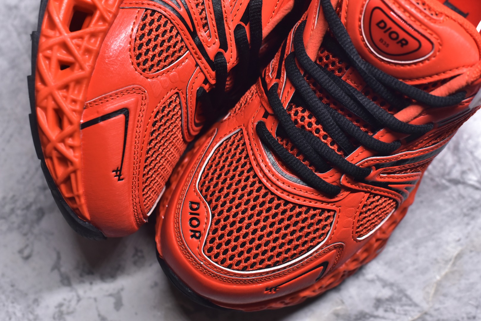 图片[8]-#Lw3 Dior x Kaws迪奥 联名款B35胶囊系列 镂空 网面 原版购入开发 做货 这款名为B35 NXT 的新款运动鞋 采用了 3D打印技术制成镂空式鞋底 鞋身部分则是十分契合当下审美的老爹鞋样式网面拼接与流畅线条布局 将复古千禧感与现代科技感浑然融为一体 且从当前已曝光的版本来看 这双新鞋款还提供了亮色系 暗色系 以及复古低饱和色系等不同风格配色方案选择 在不同风格造型中都有着十分不俗的兼容性 将前沿科技与复古审美相结合的鞋履新作 配送专柜精美包装 原版定制进口网面+科技面料 定制进口透气网里 鞋底：原版开模防滑橡胶材质 底厚 6CM 尺码：35-45-选品中心