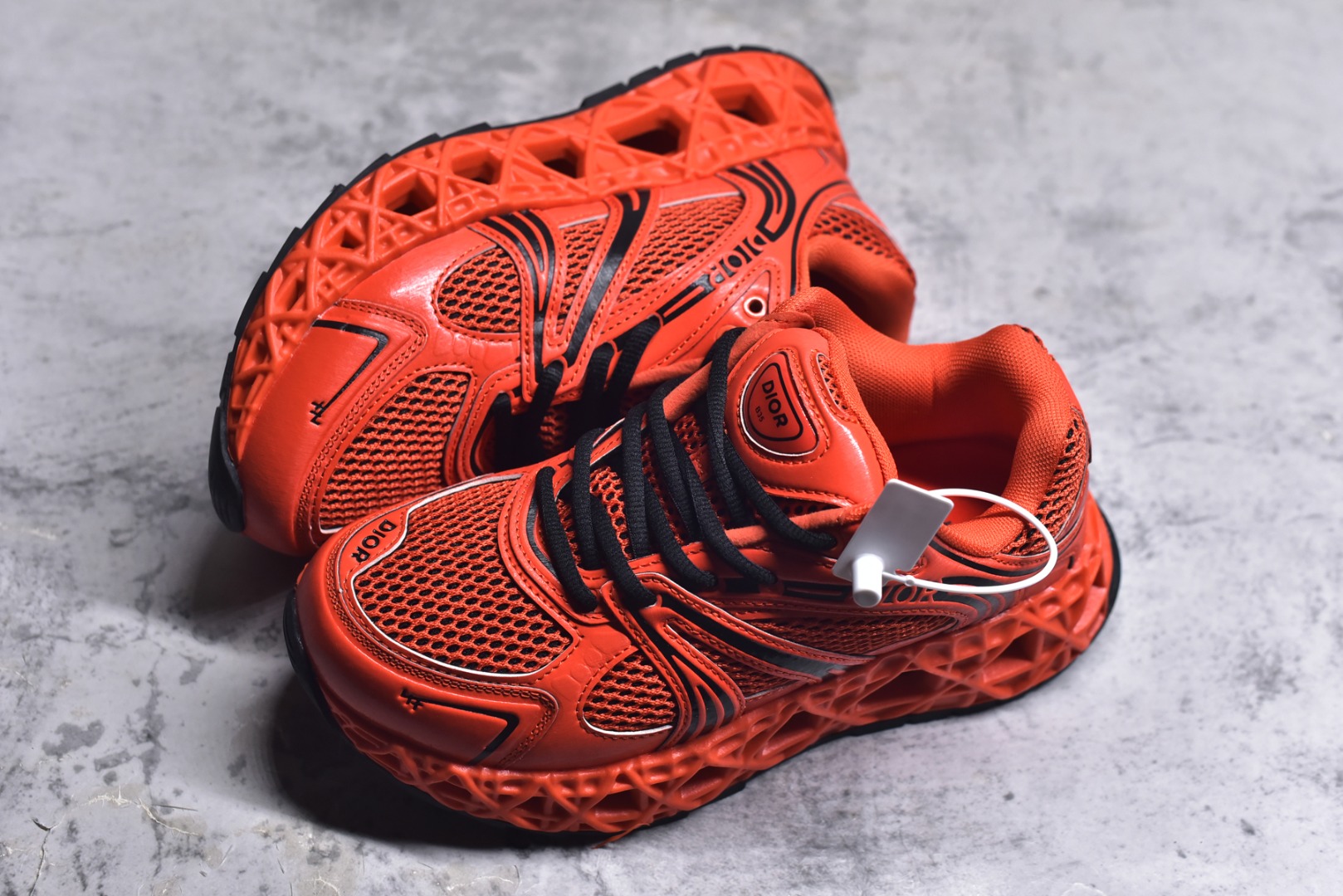 图片[7]-#Lw3 Dior x Kaws迪奥 联名款B35胶囊系列 镂空 网面 原版购入开发 做货 这款名为B35 NXT 的新款运动鞋 采用了 3D打印技术制成镂空式鞋底 鞋身部分则是十分契合当下审美的老爹鞋样式网面拼接与流畅线条布局 将复古千禧感与现代科技感浑然融为一体 且从当前已曝光的版本来看 这双新鞋款还提供了亮色系 暗色系 以及复古低饱和色系等不同风格配色方案选择 在不同风格造型中都有着十分不俗的兼容性 将前沿科技与复古审美相结合的鞋履新作 配送专柜精美包装 原版定制进口网面+科技面料 定制进口透气网里 鞋底：原版开模防滑橡胶材质 底厚 6CM 尺码：35-45-选品中心