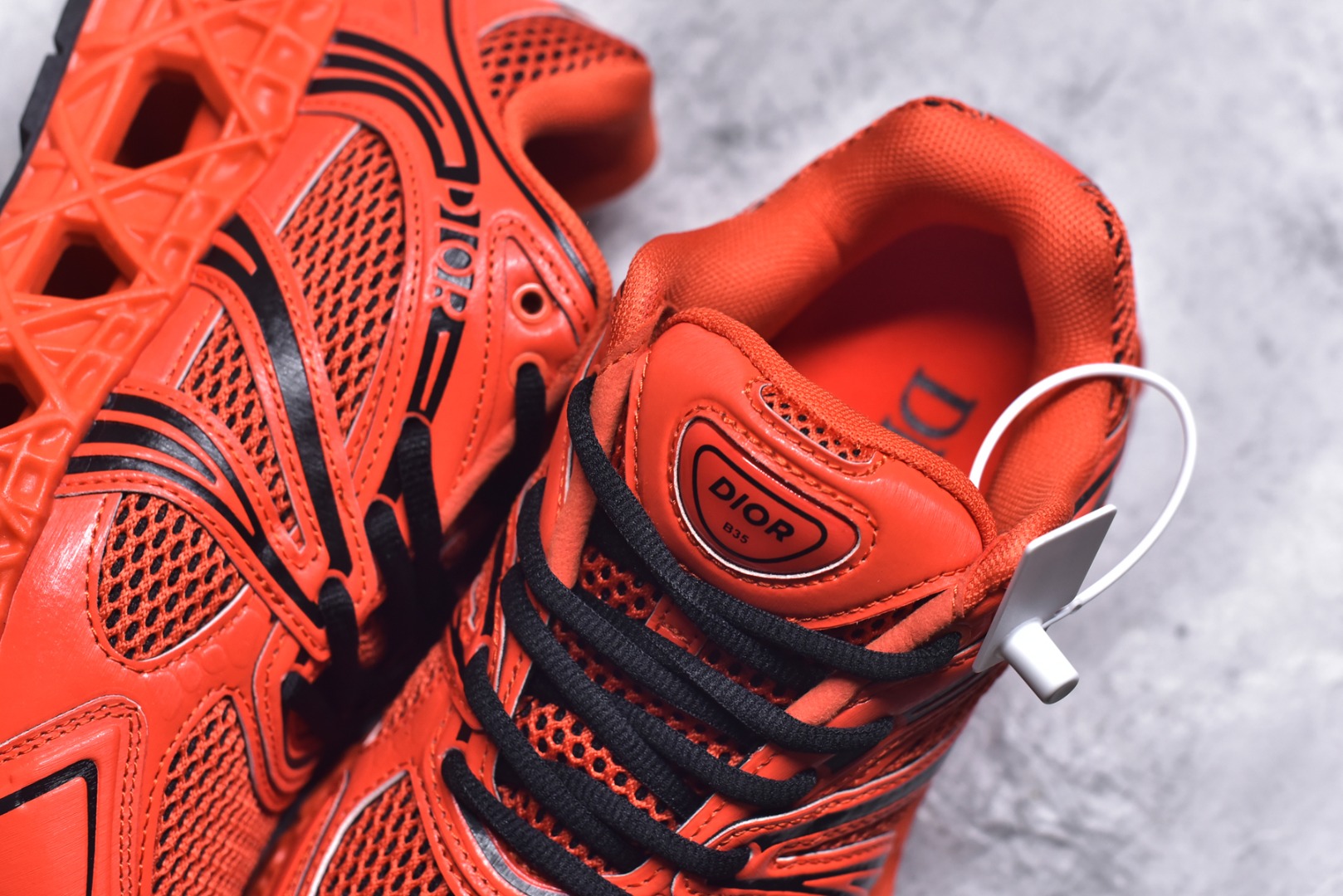 图片[9]-#Lw3 Dior x Kaws迪奥 联名款B35胶囊系列 镂空 网面 原版购入开发 做货 这款名为B35 NXT 的新款运动鞋 采用了 3D打印技术制成镂空式鞋底 鞋身部分则是十分契合当下审美的老爹鞋样式网面拼接与流畅线条布局 将复古千禧感与现代科技感浑然融为一体 且从当前已曝光的版本来看 这双新鞋款还提供了亮色系 暗色系 以及复古低饱和色系等不同风格配色方案选择 在不同风格造型中都有着十分不俗的兼容性 将前沿科技与复古审美相结合的鞋履新作 配送专柜精美包装 原版定制进口网面+科技面料 定制进口透气网里 鞋底：原版开模防滑橡胶材质 底厚 6CM 尺码：35-45-选品中心