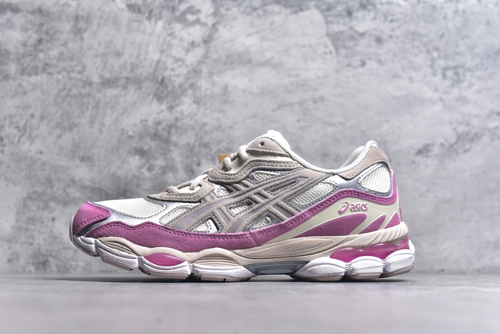 #Asics 亚瑟士 GEL-NYC 低帮运动休闲跑步鞋 1203A383-104 高端零售专供品质 尺码：39 39.5 40 40.5 41.5 42 42.5 43.5 44 44.5 45 46 46.5 47-选品中心