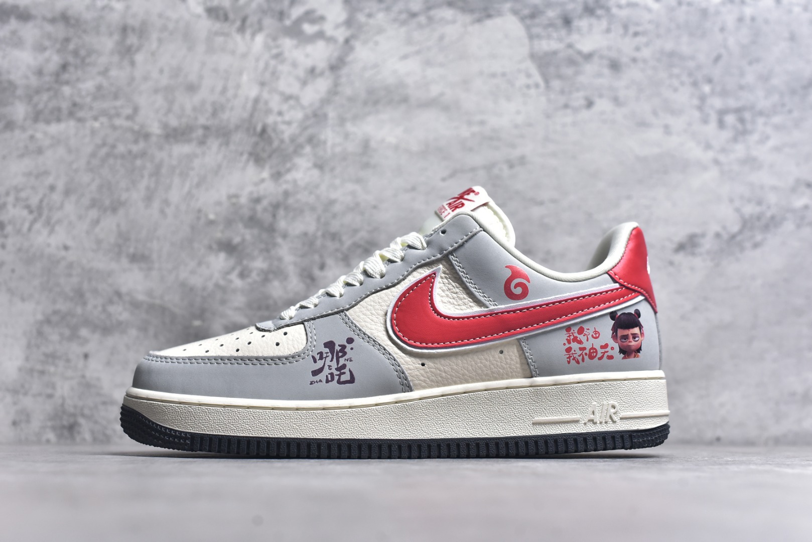 #Nk Air Force 1\'07 Low 哪吒联名 灰红勾 空军一号低帮休闲板鞋 DF0188-046 #原楦头原纸板 原装鞋盒 定制五金配件 内置全掌气垫 原厂鞋底 尺码：36 36.5 37.5 38 38.5 39 40 40.5 41 42 42.5 43 44 44.5 45 9.D4-选品中心